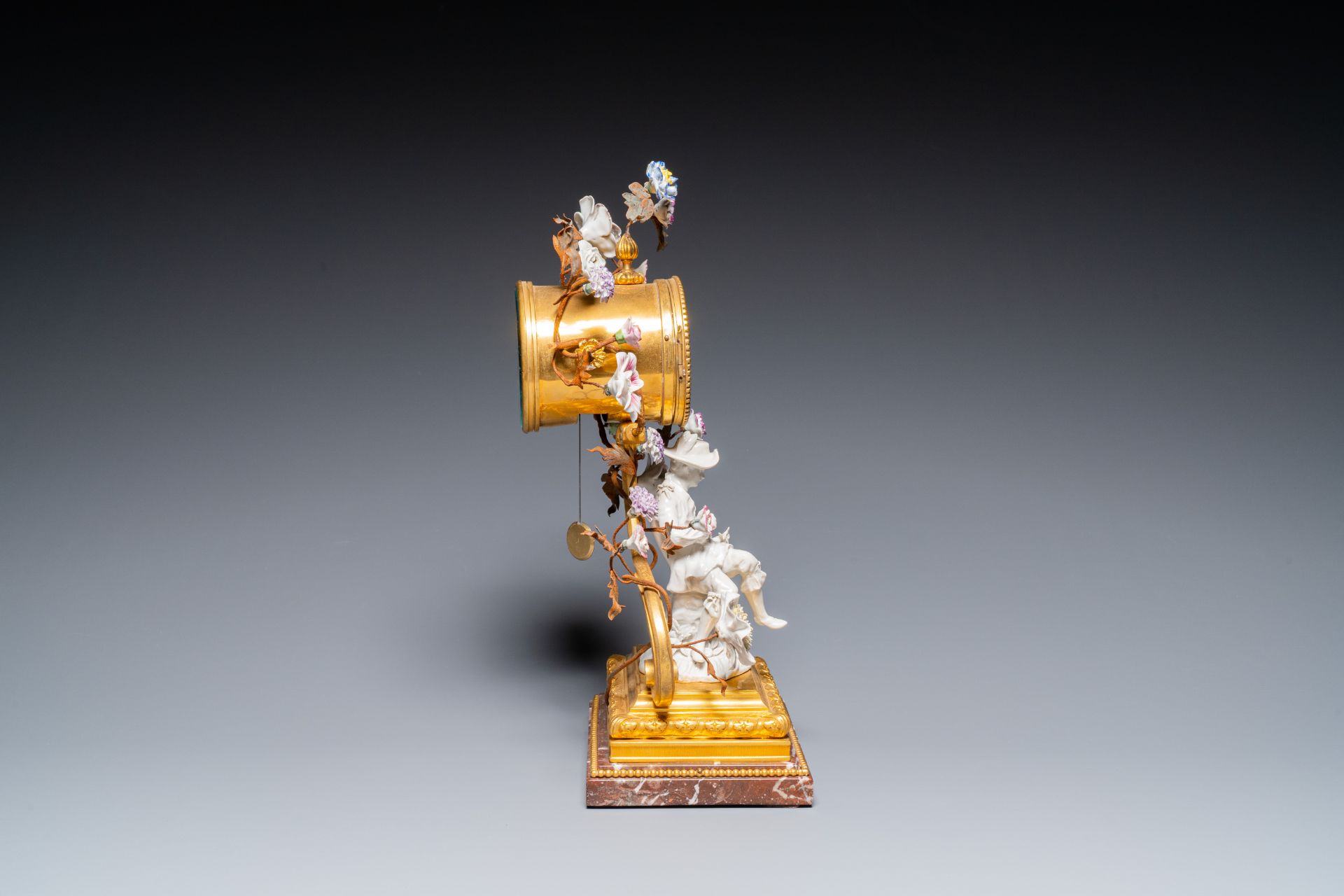 A French ormolu-mounted porcelain mantel clock, 18/19th C. - Bild 7 aus 28