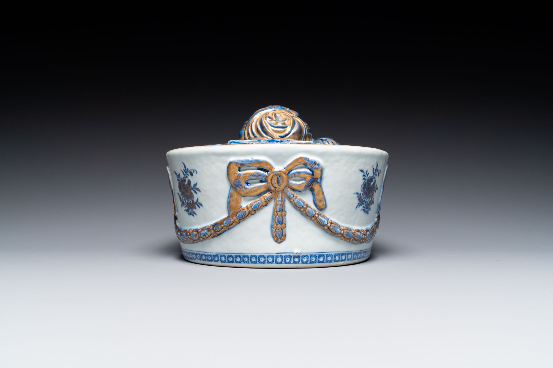 A Chinese blue and white gilt-decorated tureen and cover on stand for the Swedish market, Jiaqing - Image 6 of 10