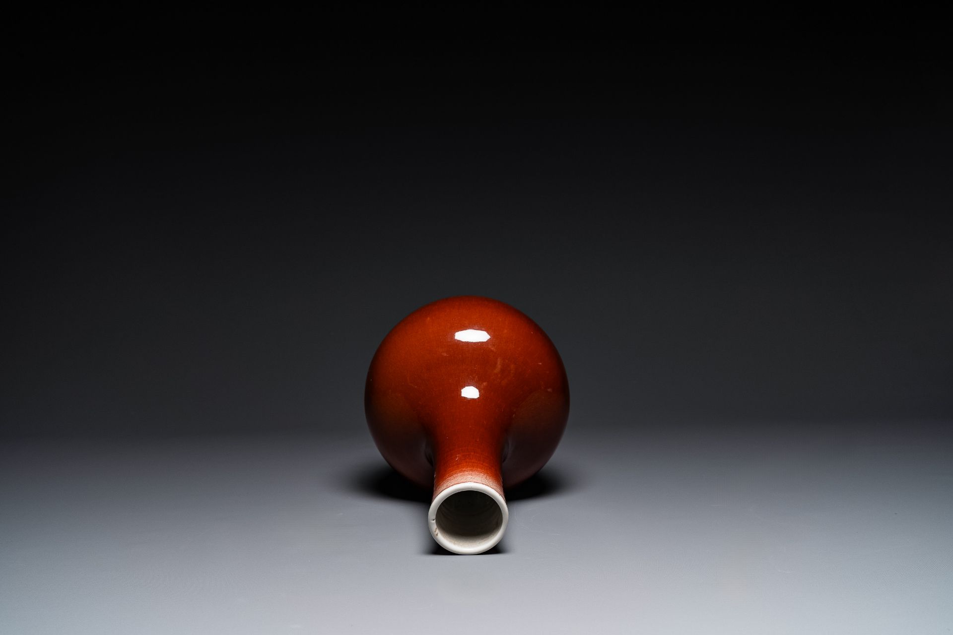 A Chinese copper-red-glazed bottle vase, 19th C. - Image 3 of 4