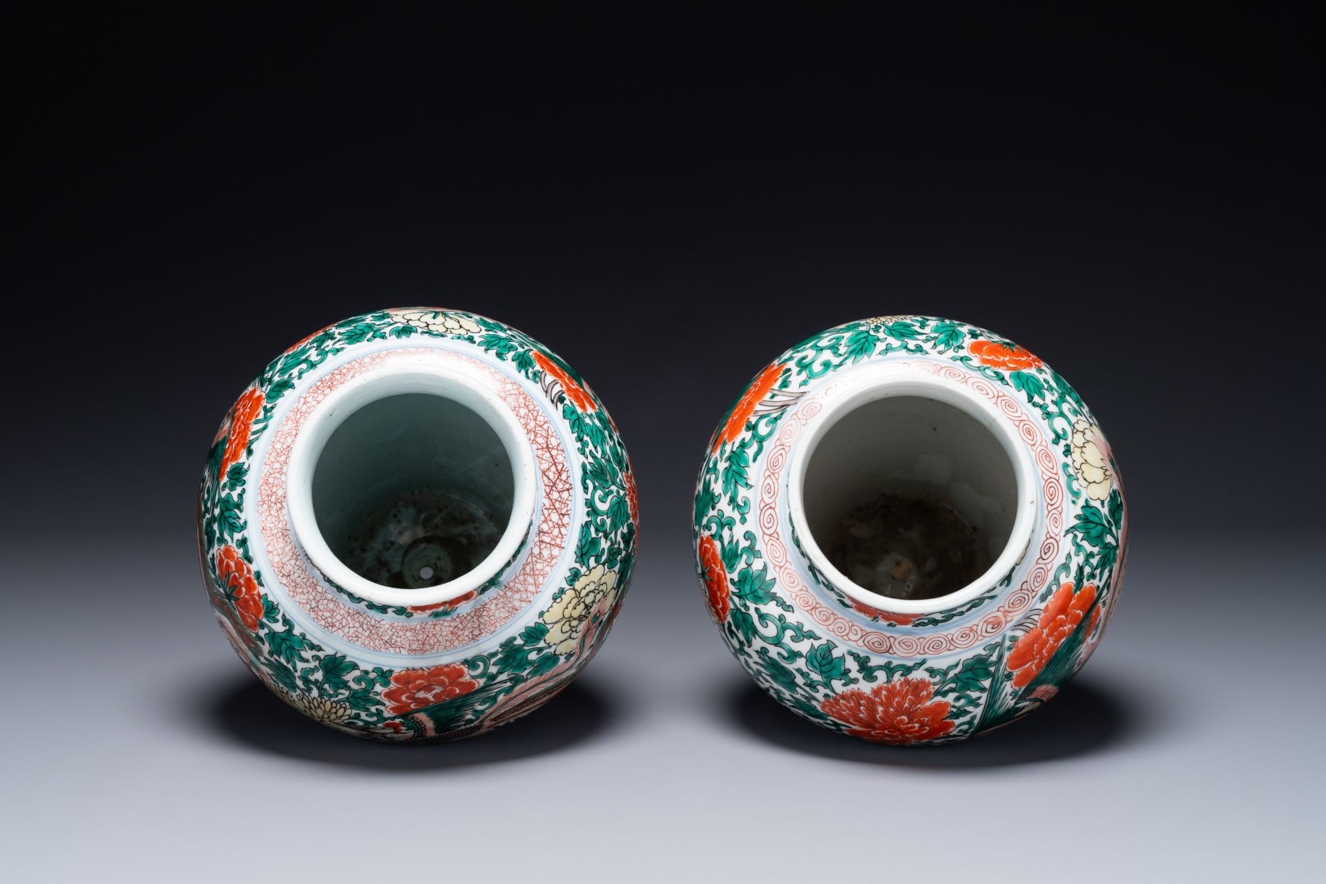 A pair of Chinese wucai 'phoenix and peony scroll' vases, Transitional period - Bild 5 aus 6