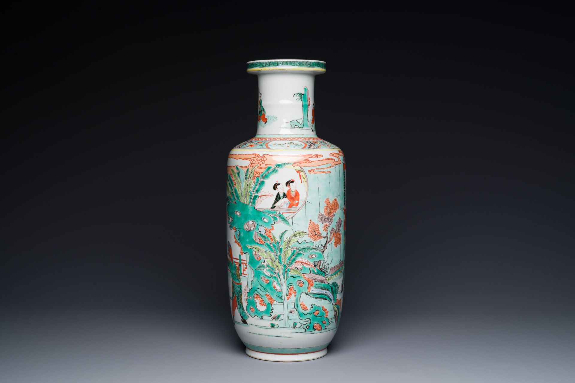 A Chinese famille verte rouleau vase with narrative design, 19th C. - Bild 5 aus 8