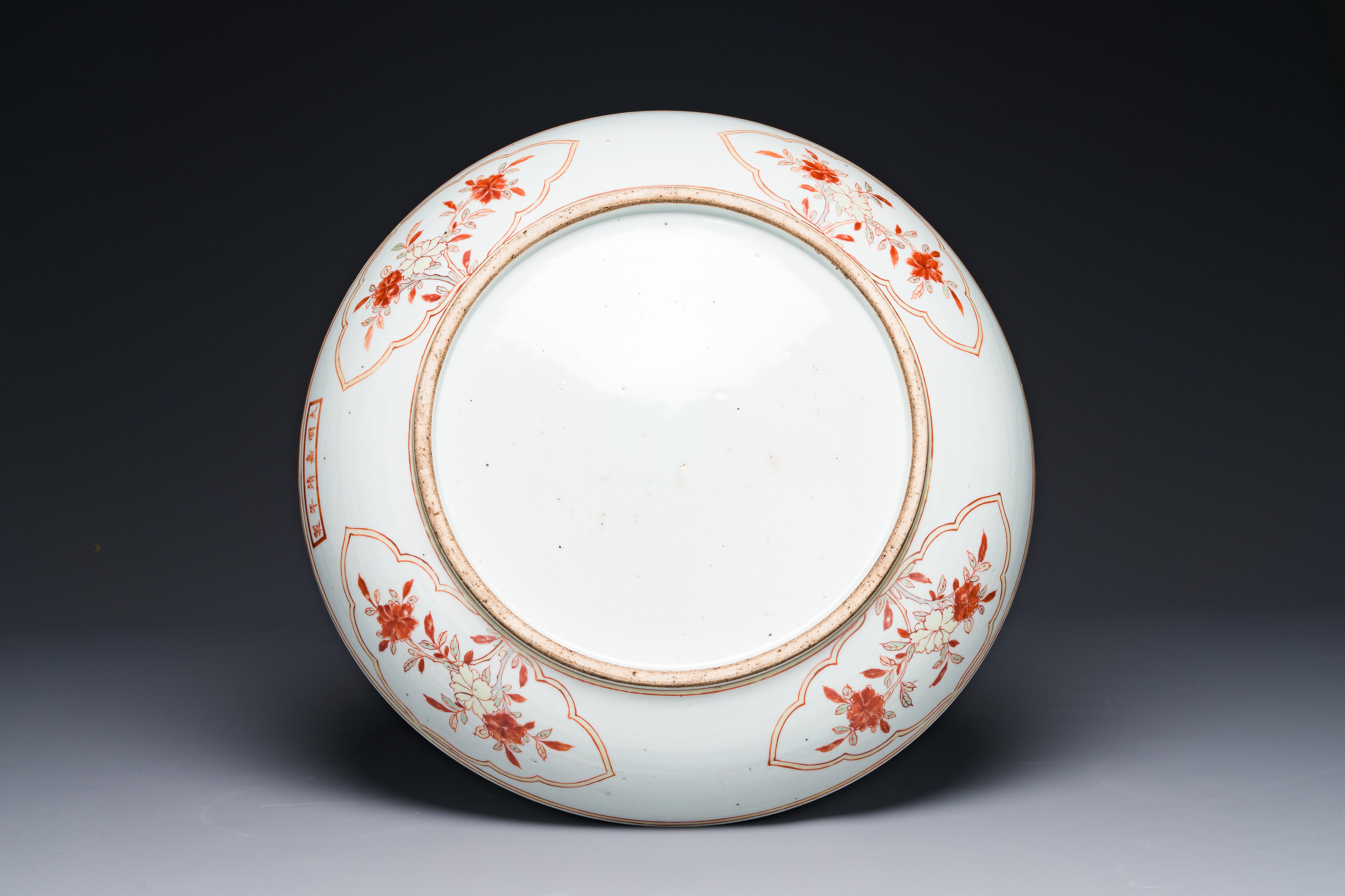 A Chinese wucai dish with figural and floral design, Jiajing mark, Transitional period - Image 3 of 3