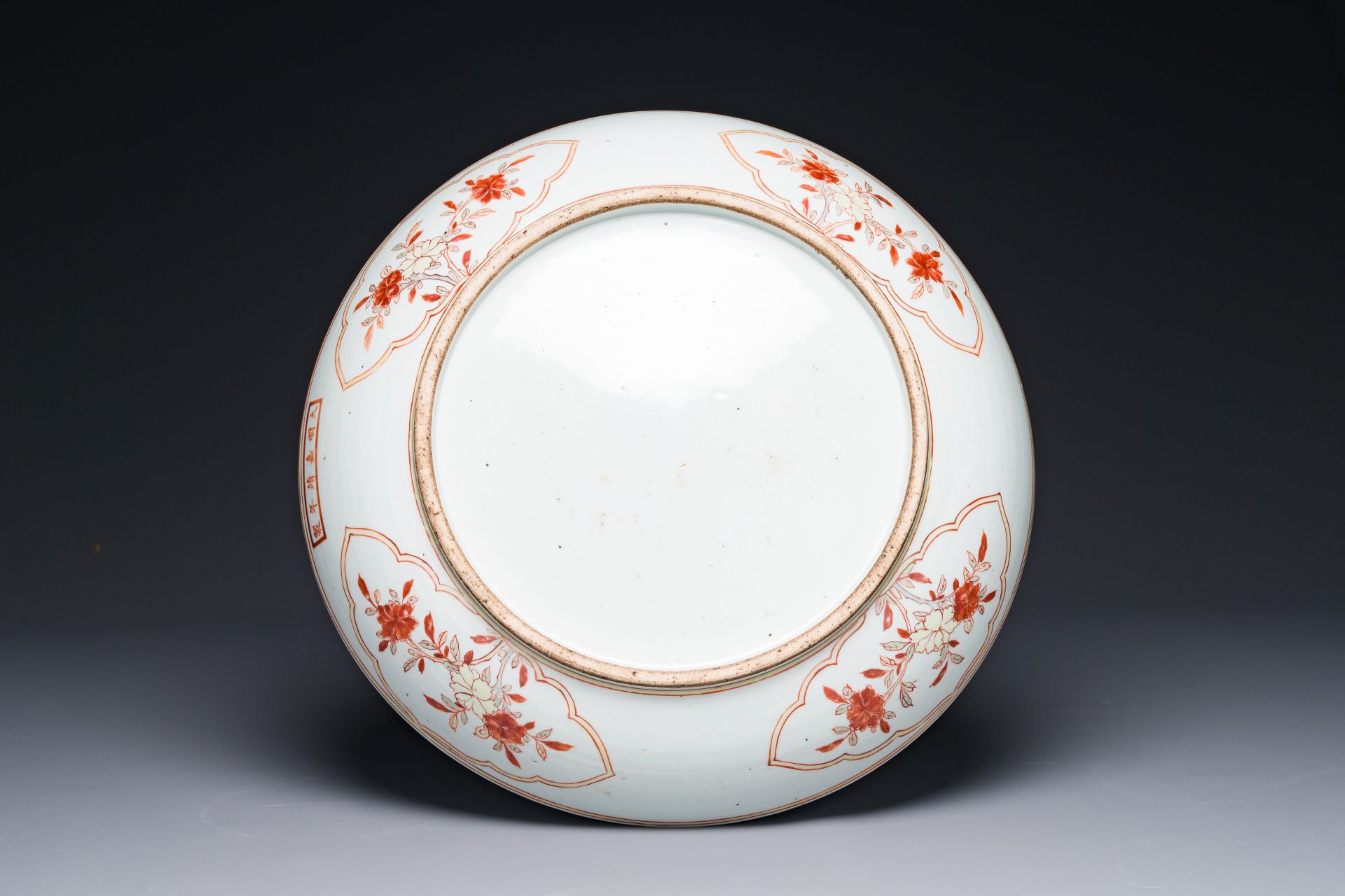 A Chinese wucai dish with figural and floral design, Jiajing mark, Transitional period - Bild 3 aus 3