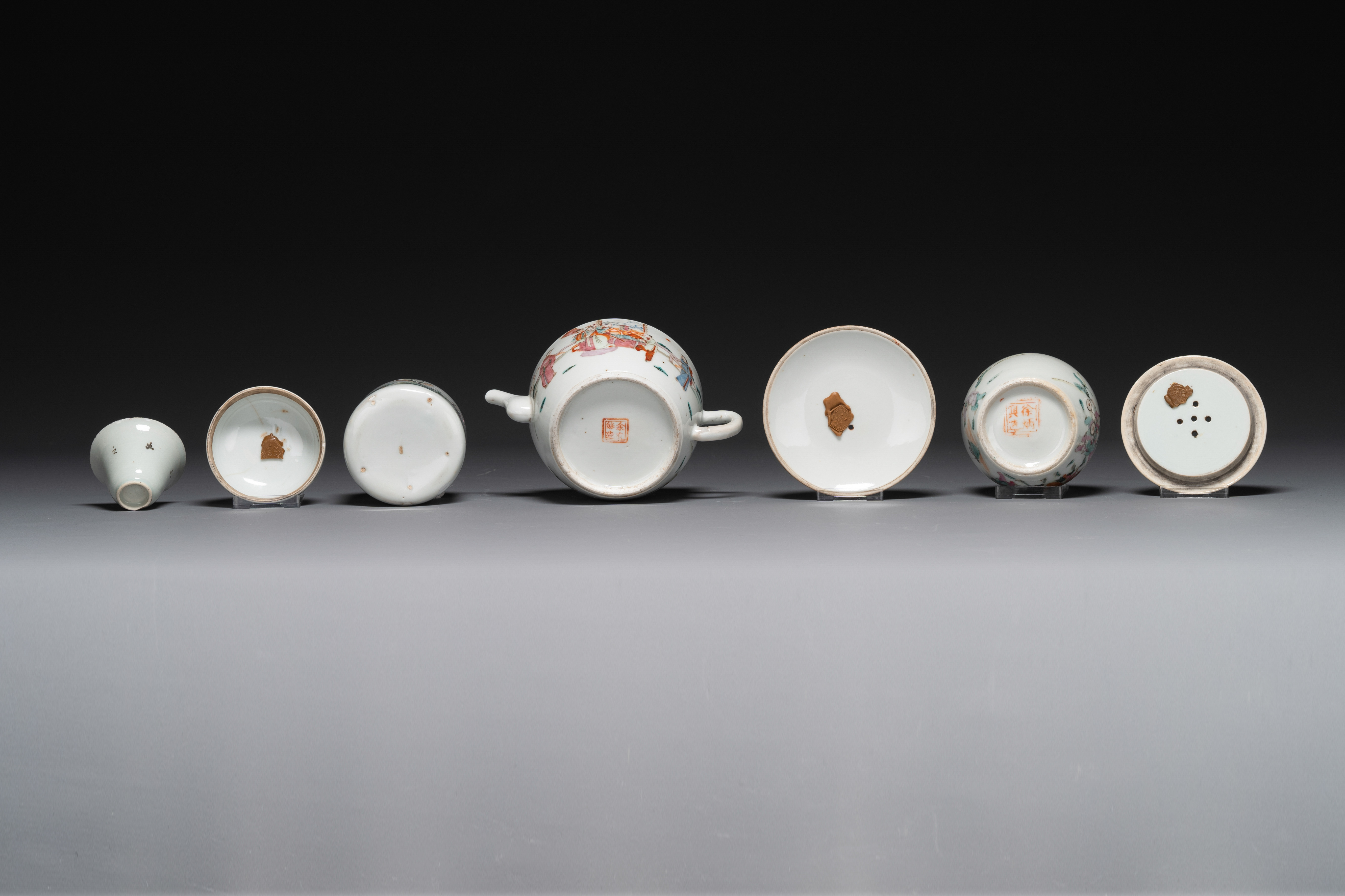 A varied collection of Chinese famille rose and qianjiang cai porcelain, 19/20th C. - Image 10 of 10