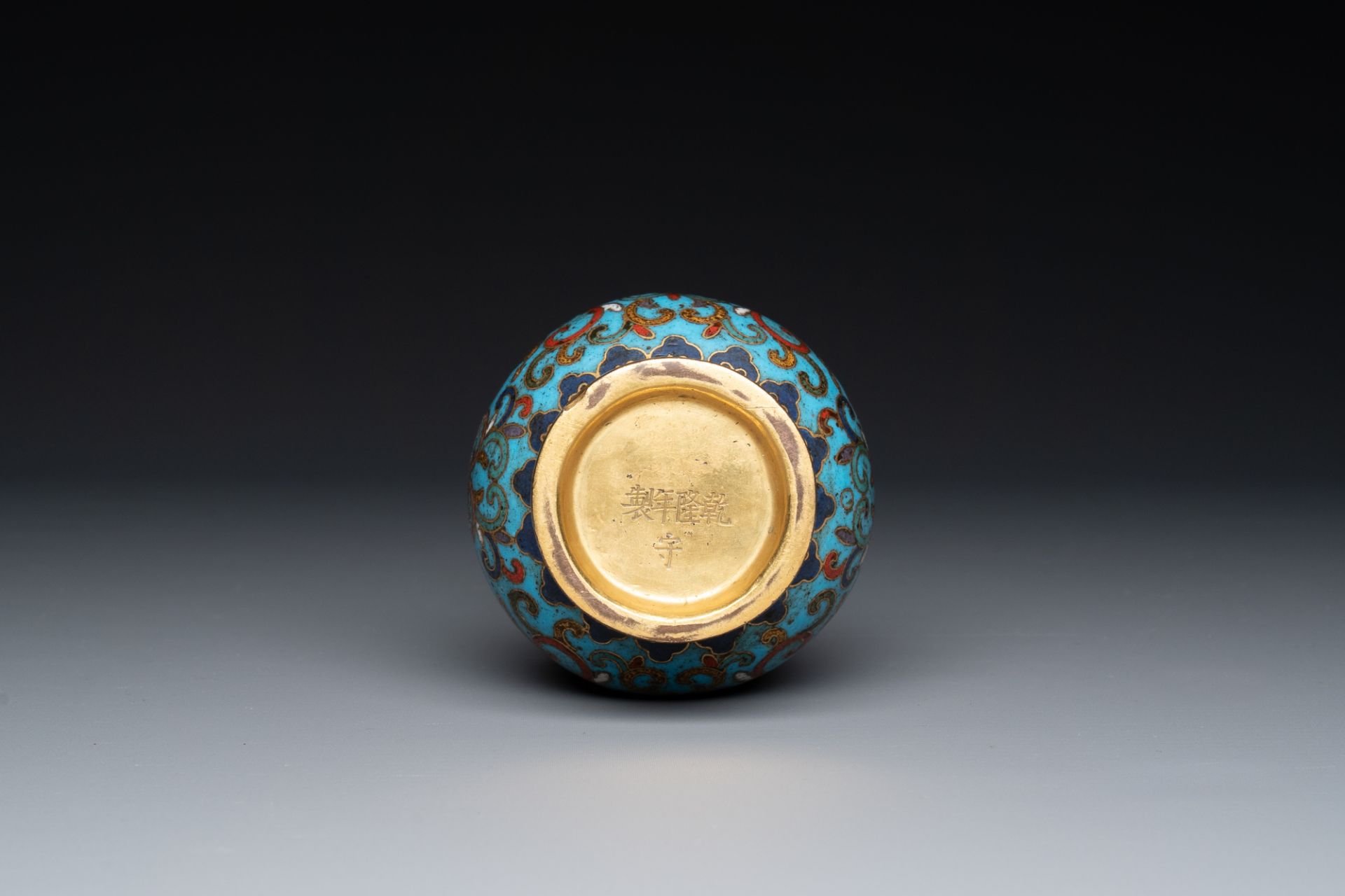 A small Chinese cloisonne 'lotus scroll' bottle vase, Qianlong mark and of the period - Bild 6 aus 6
