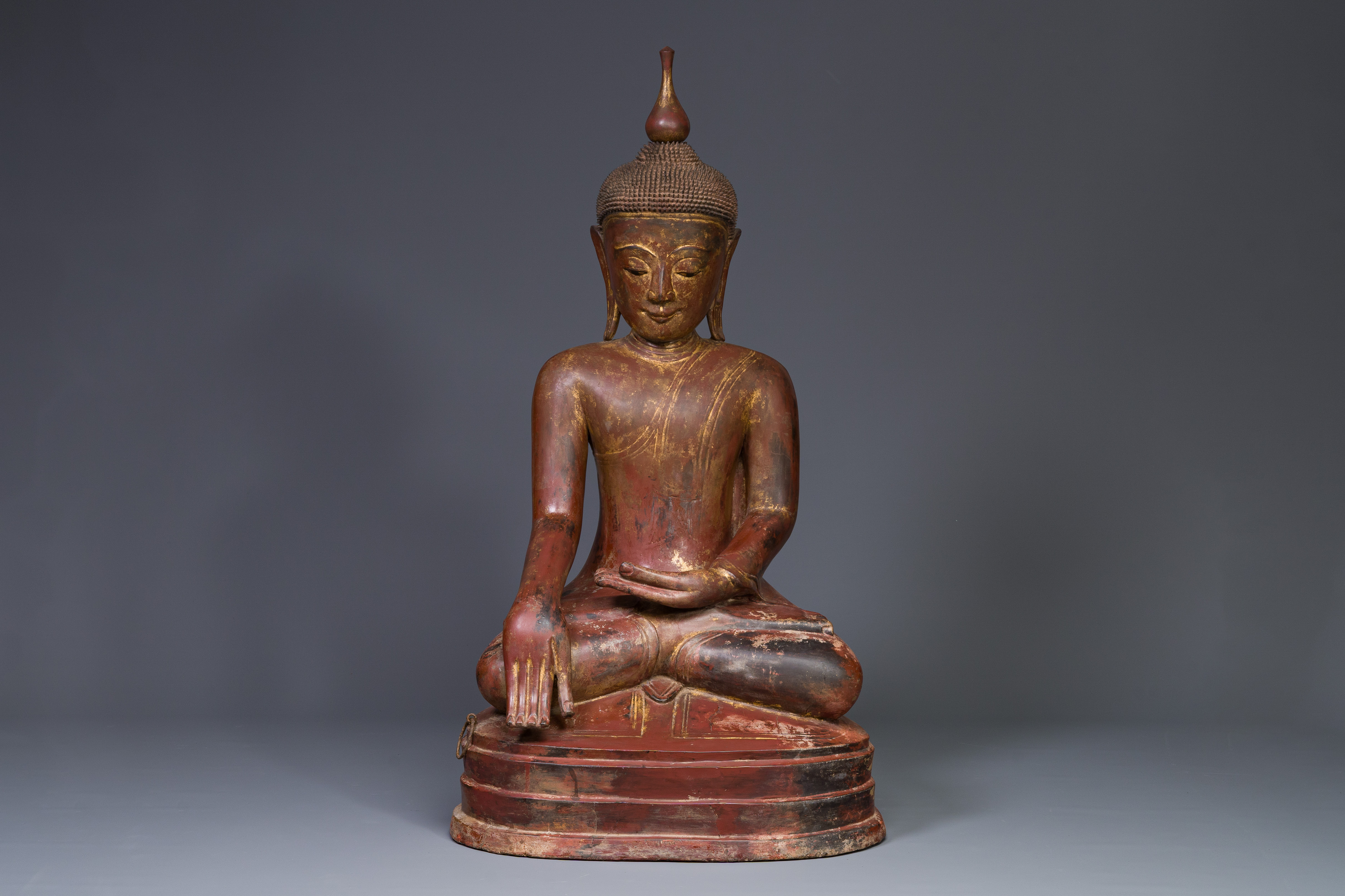 A large Burmese gilded lacquer Buddha in bhumisparsha mudra, 19/20th C. - Image 3 of 18
