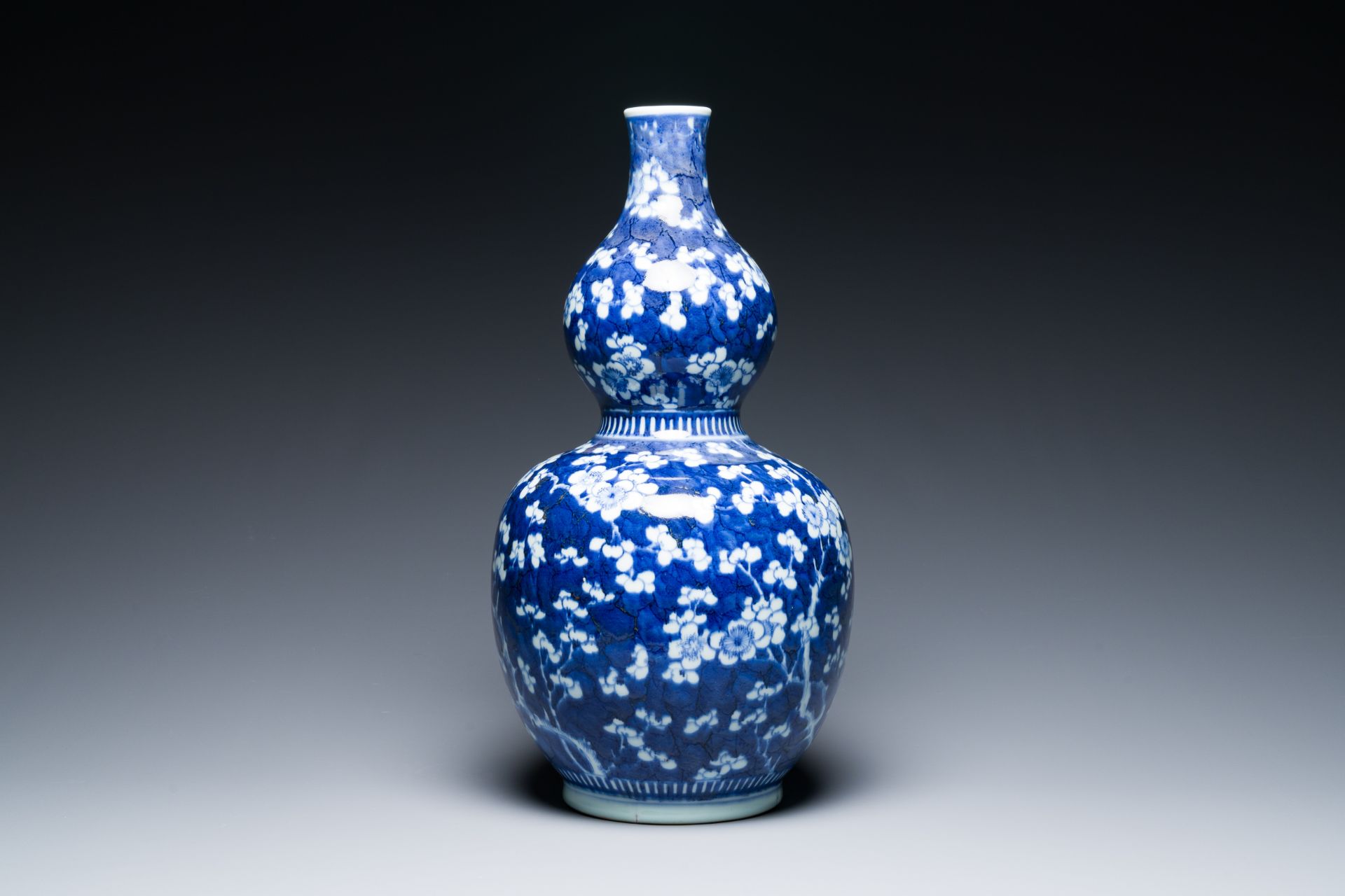 A Chinese blue and white double gourd 'prunus on cracked ice' vase, 18th C. - Image 4 of 6