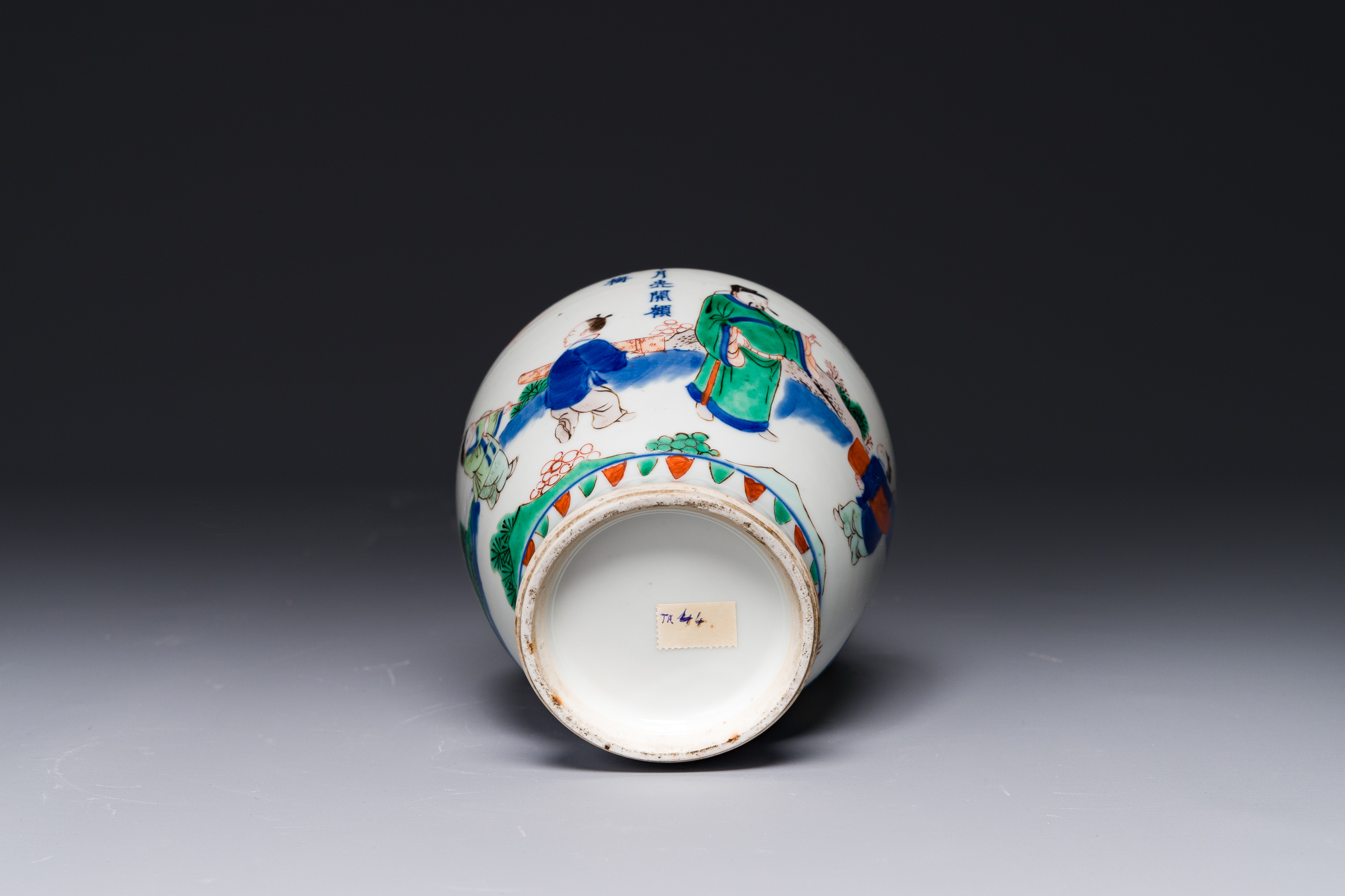 A Chinese wucai vase with figures and calligraphy, Transitional period - Image 6 of 6