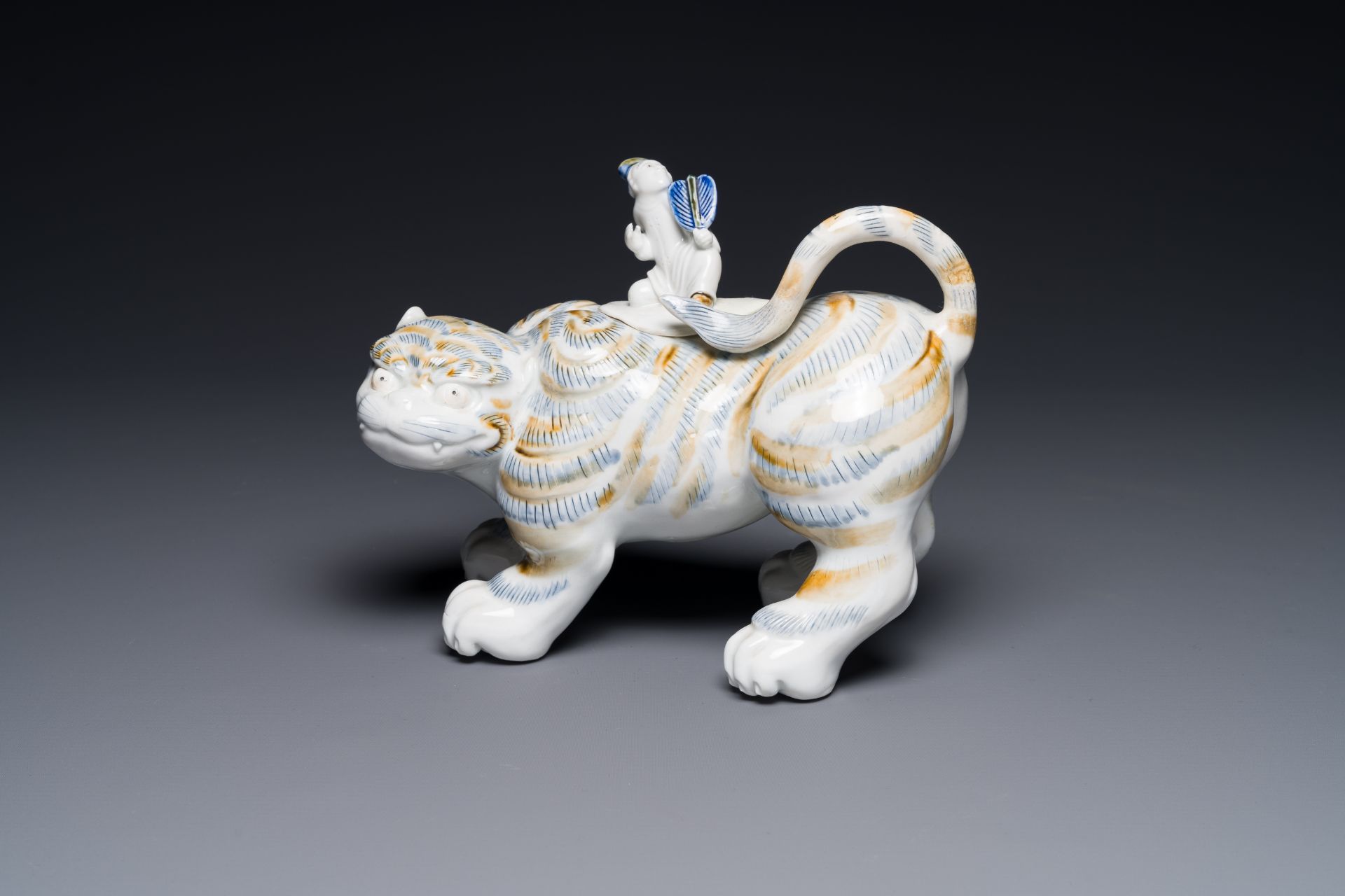 A Japanese Koro in shape of a man on a tiger, Hirado, Edo, 19th C. - Bild 2 aus 5