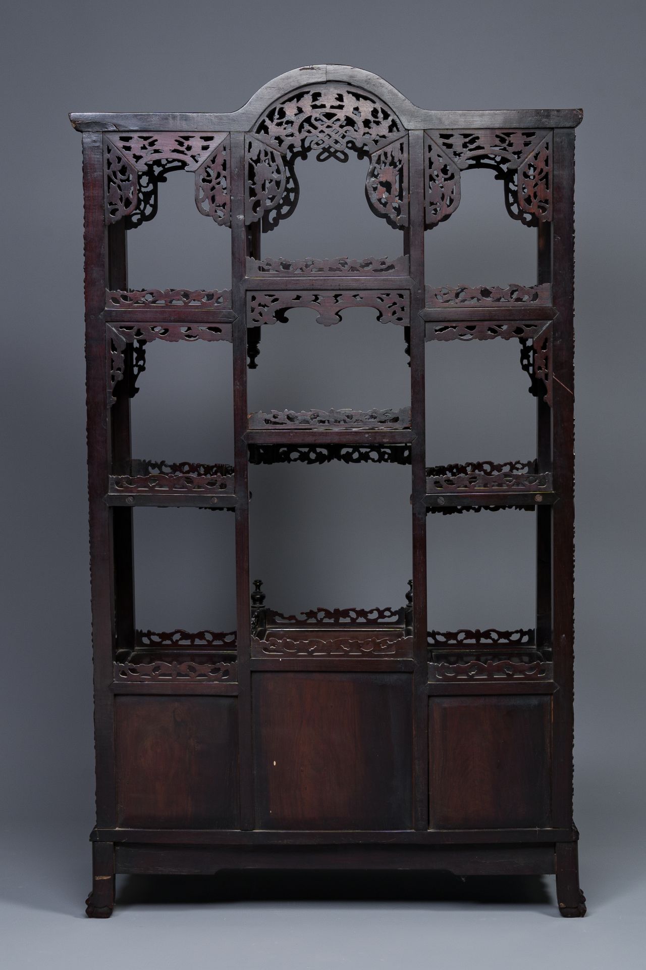 A richly carved Chinese hongmu wooden etagere cupboard, Canton, 19th C. - Bild 5 aus 6