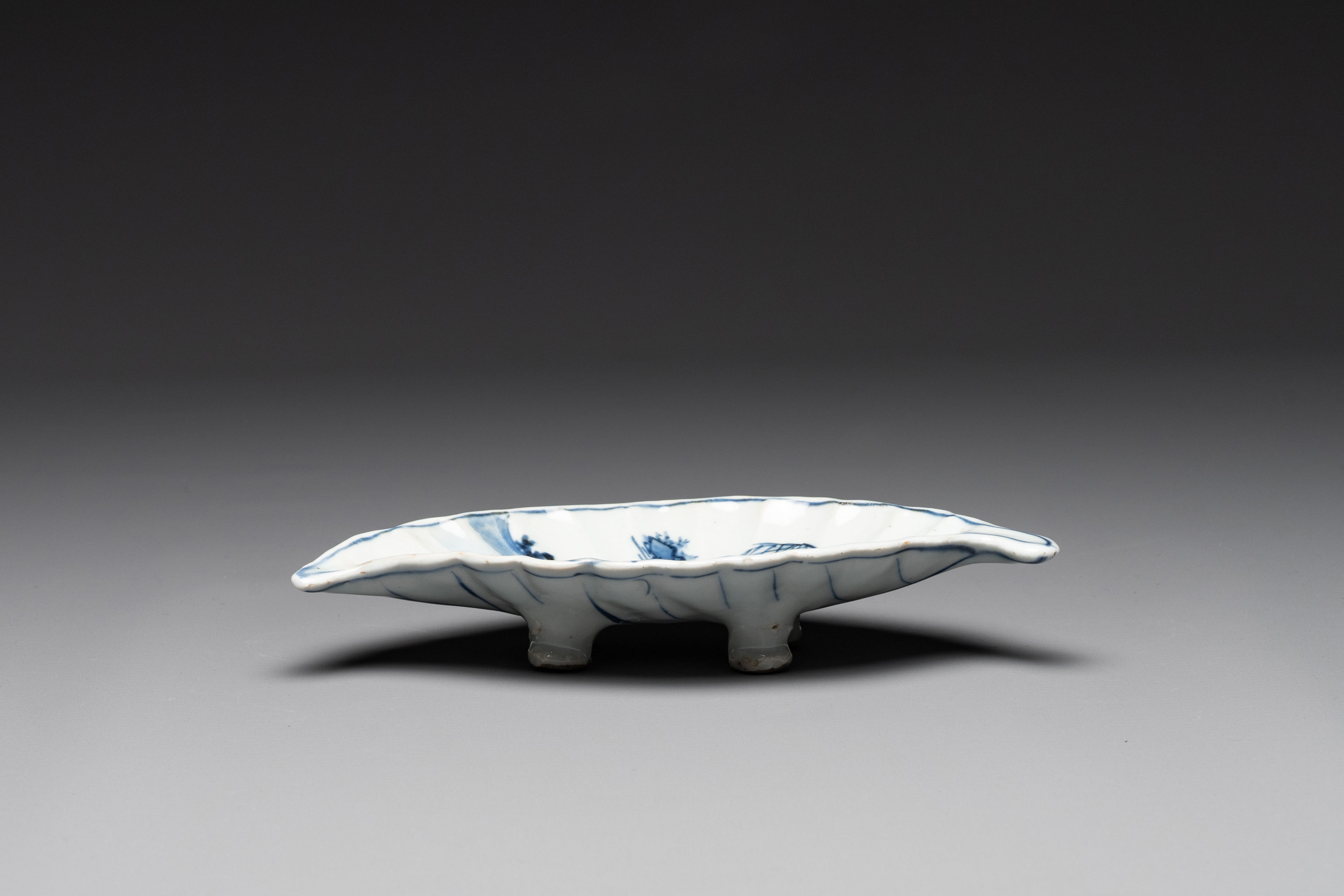 A rare Chinese blue and white leaf-shaped ko-sometsuke dish for the Japanese market, Tianqi - Image 3 of 3