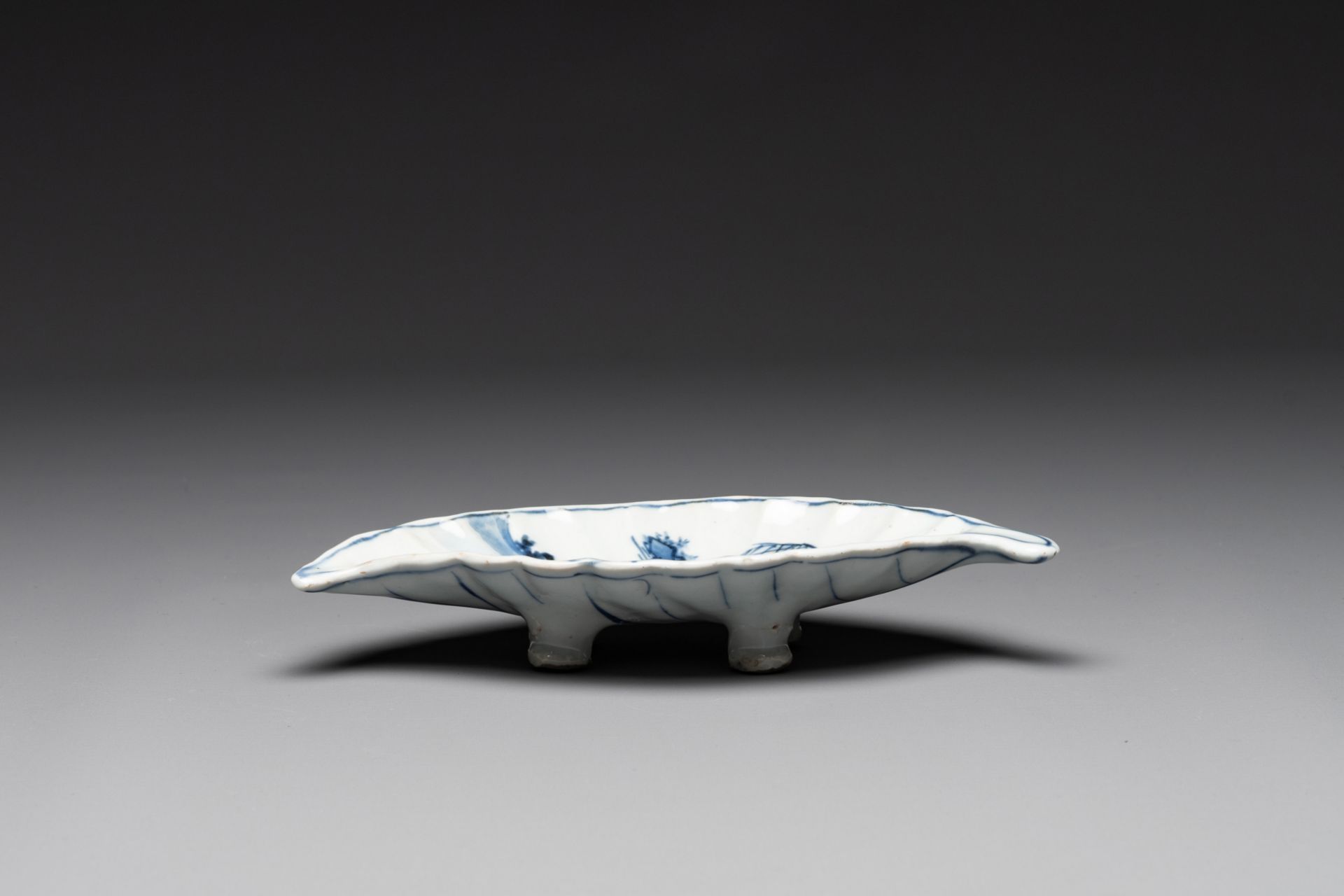 A rare Chinese blue and white leaf-shaped ko-sometsuke dish for the Japanese market, Tianqi - Bild 3 aus 3