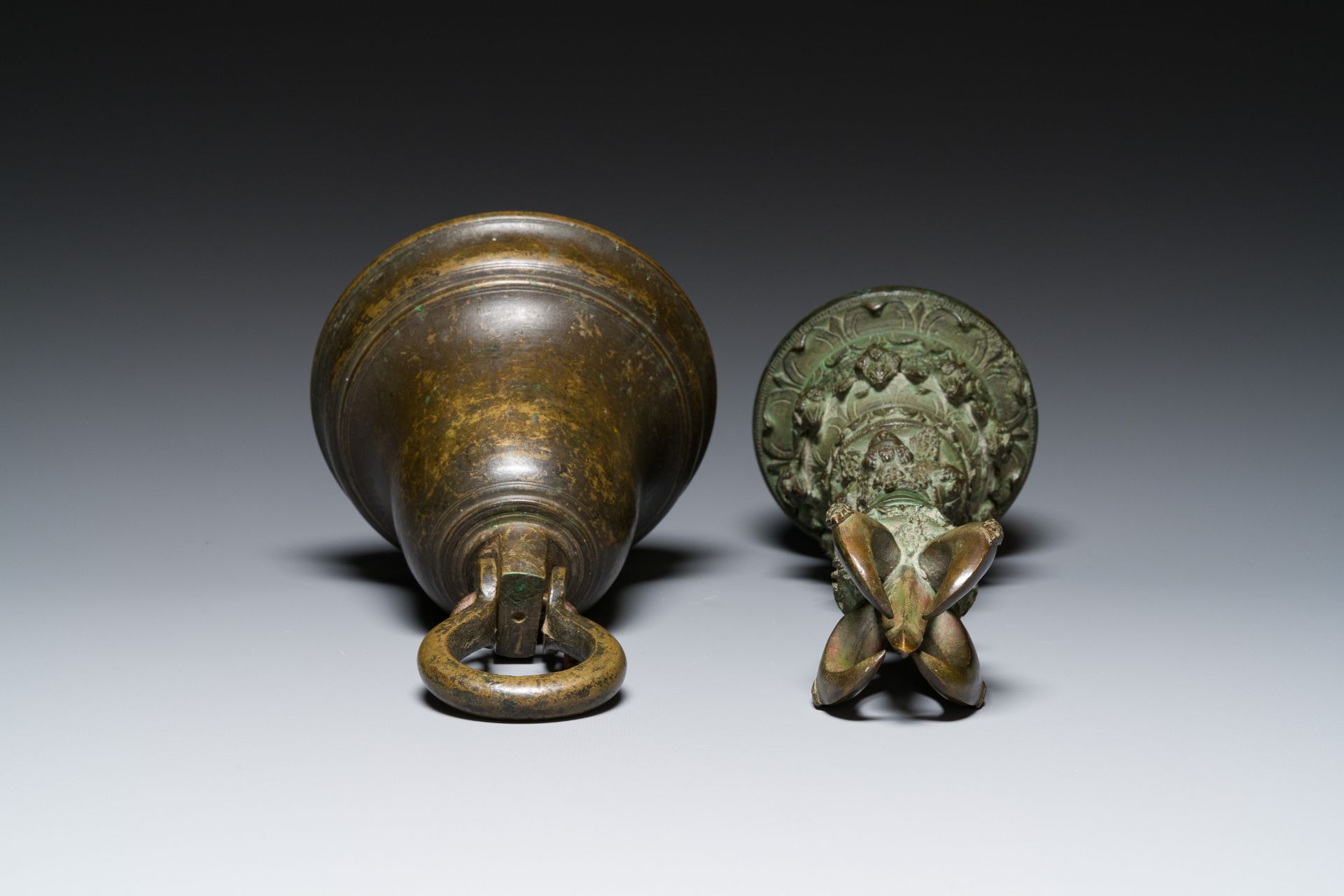 A bronze bell and a ceremonial hand bell, South Asia and Southeast Asia, 19th C. or earlier - Bild 17 aus 21