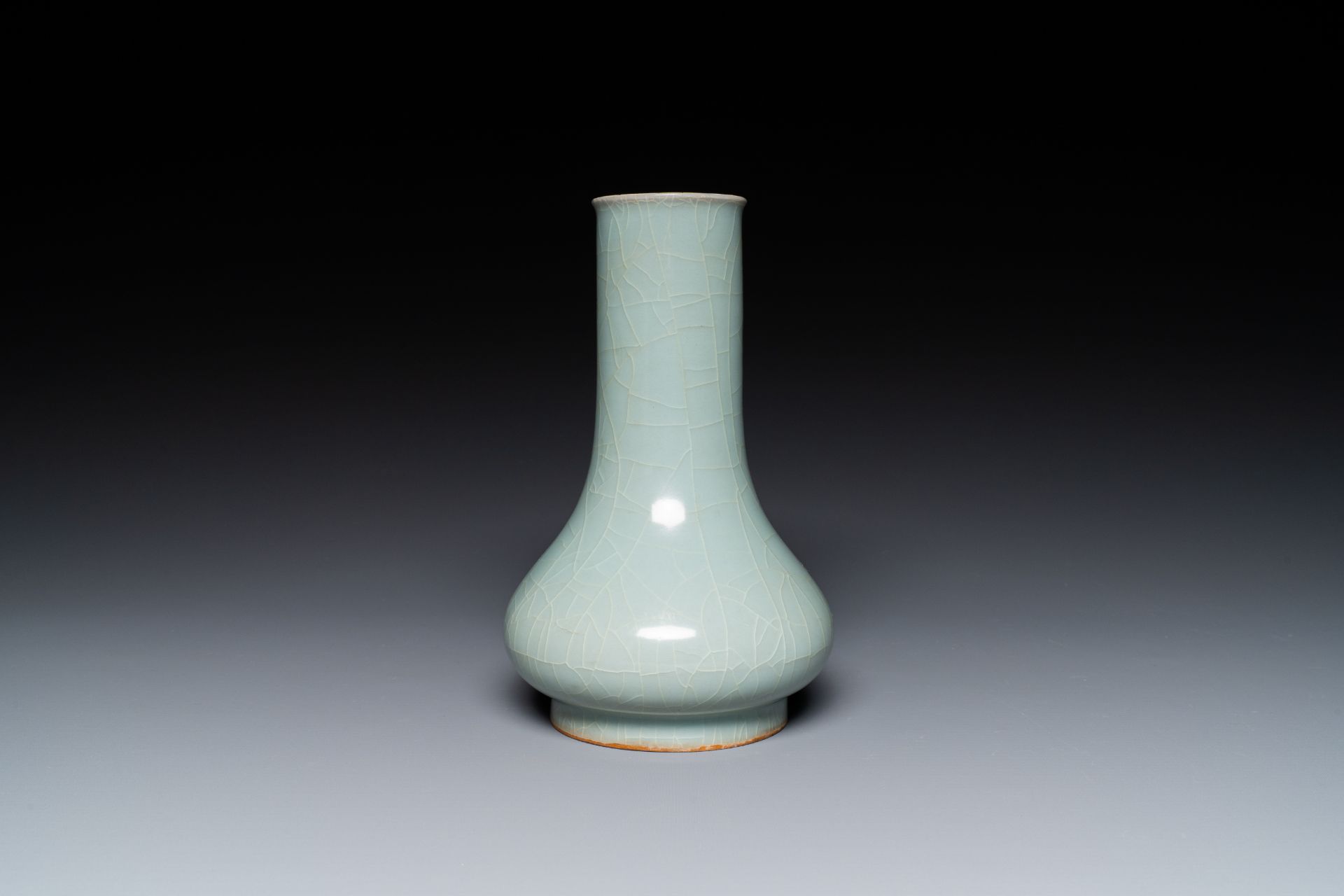 A Chinese Longquan celadon bottle vase, Song/Ming - Bild 2 aus 9