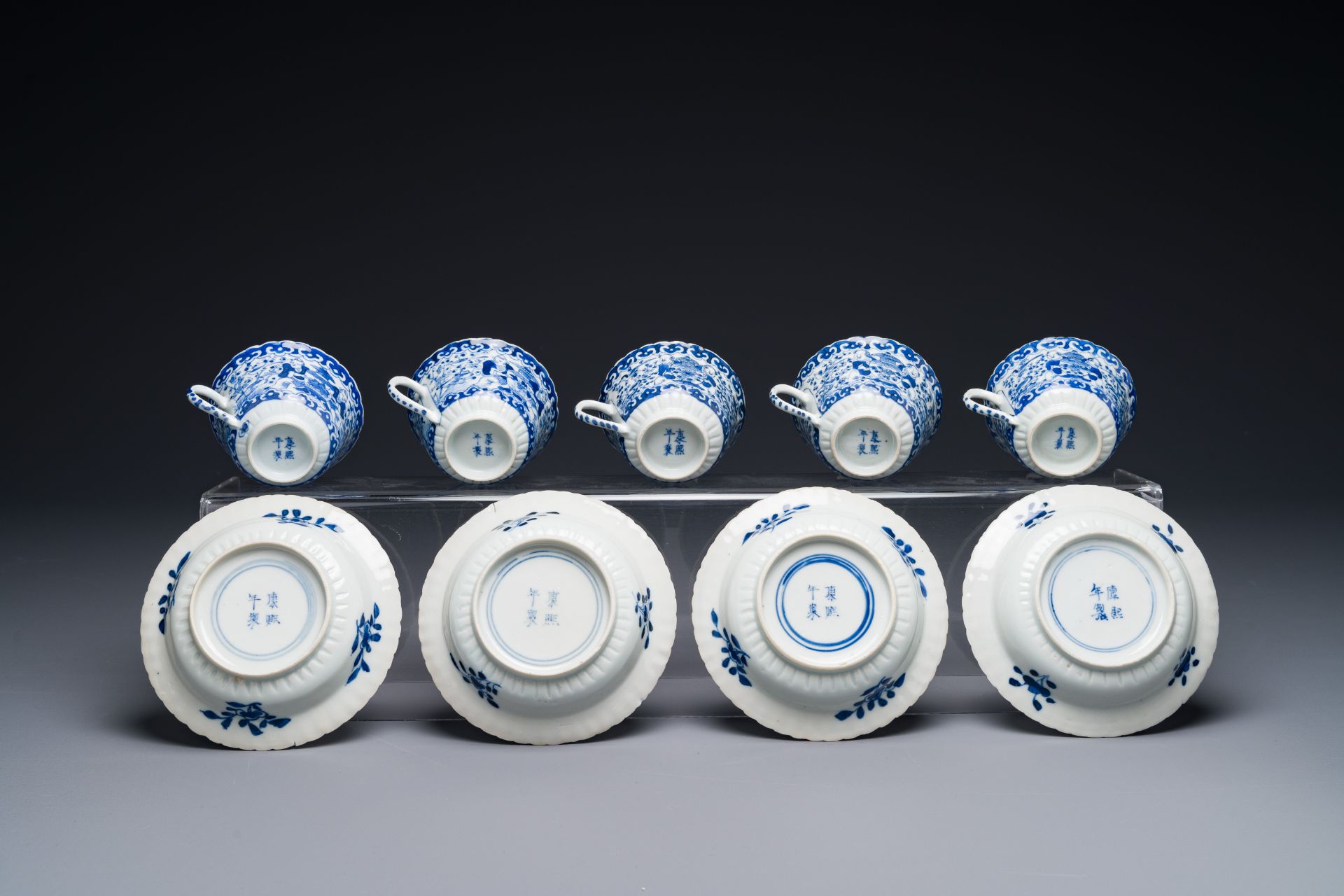 Five Chinese blue and white cups and four saucers with boys carrying a vase, Kangxi mark, Guangxu - Bild 2 aus 3