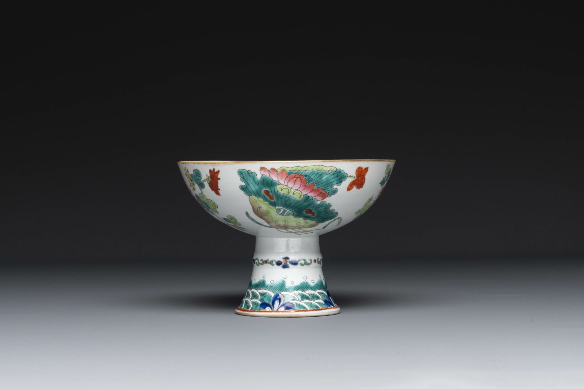 A varied collection of eight pieces of Chinese famille rose porcelain, 18/19th C. - Image 4 of 21