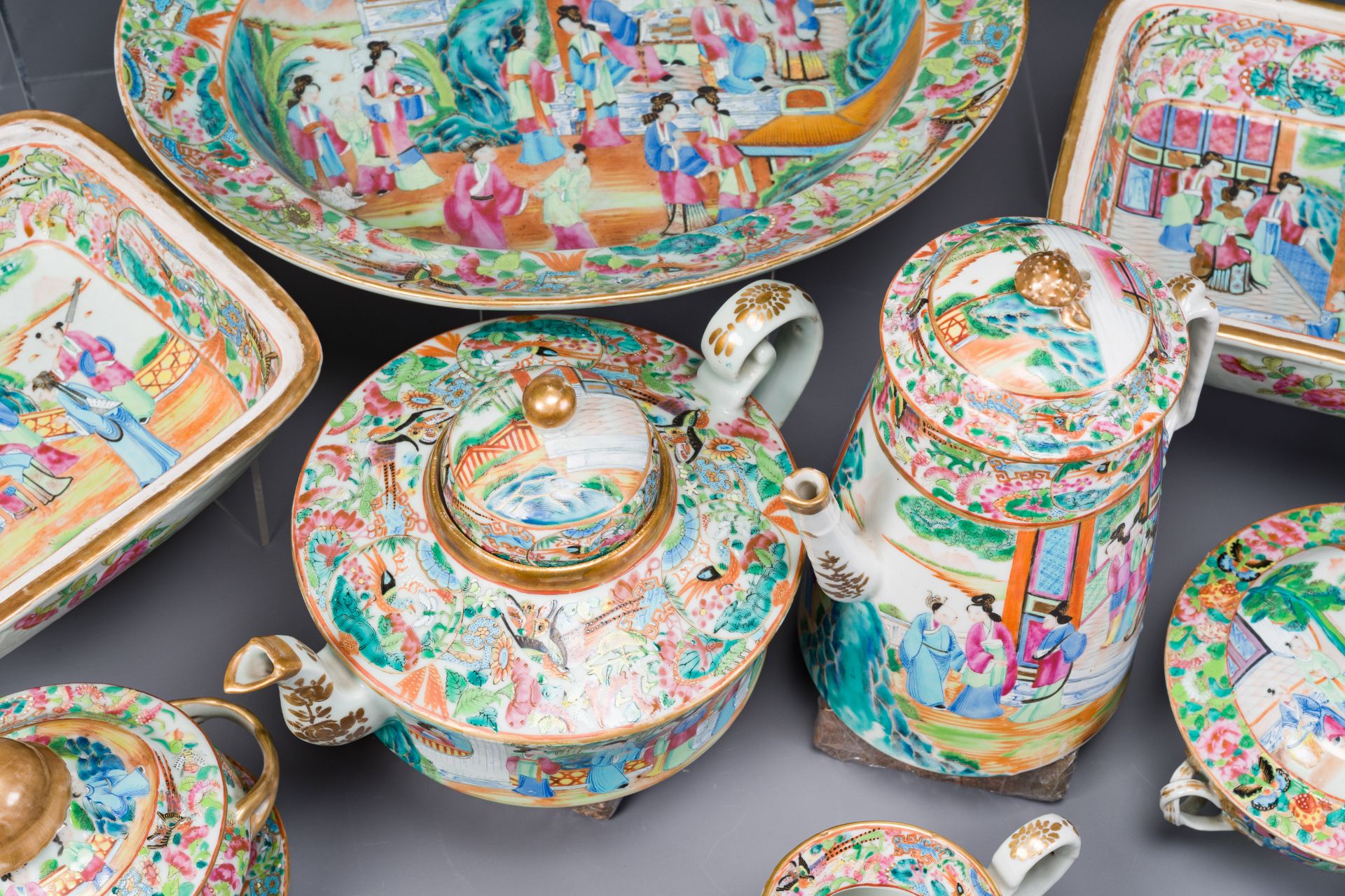 A very extensive Chinese Canton famille rose 81-piece dinner service, 19th C. - Image 11 of 11