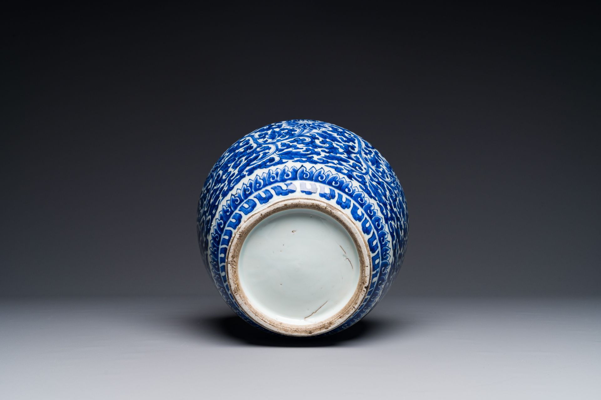 A Chinese blue and white 'lotus scroll' vase, Transitional period - Bild 3 aus 3