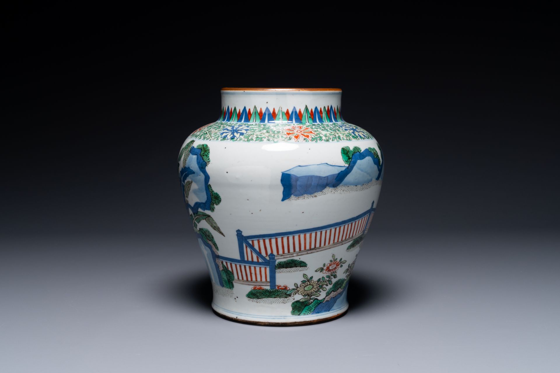 A Chinese wucai 'qilin' baluster vase, 19th C. - Bild 4 aus 6