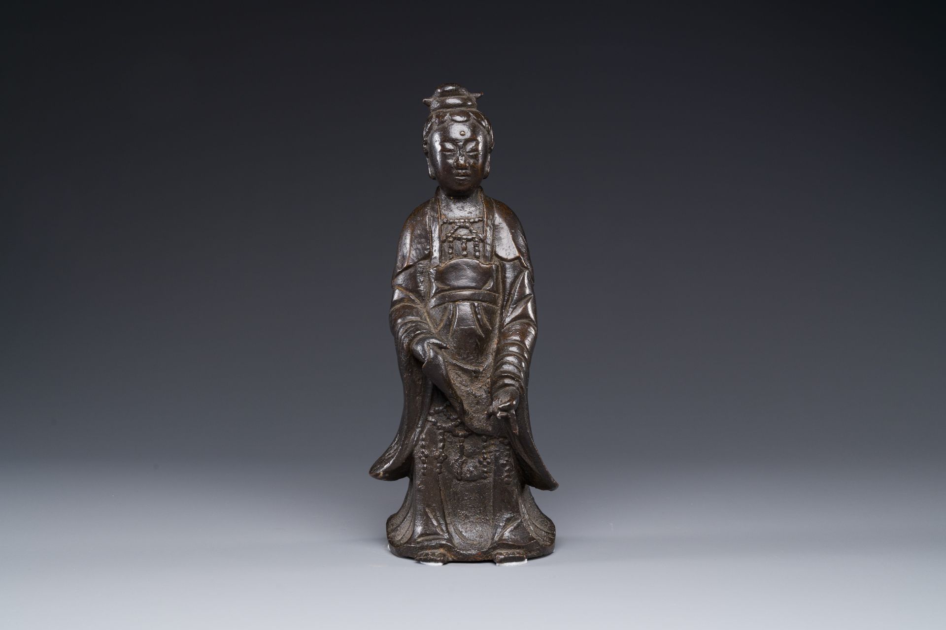 A Chinese bronze figure of a standing Guanyin, Ming - Bild 2 aus 5