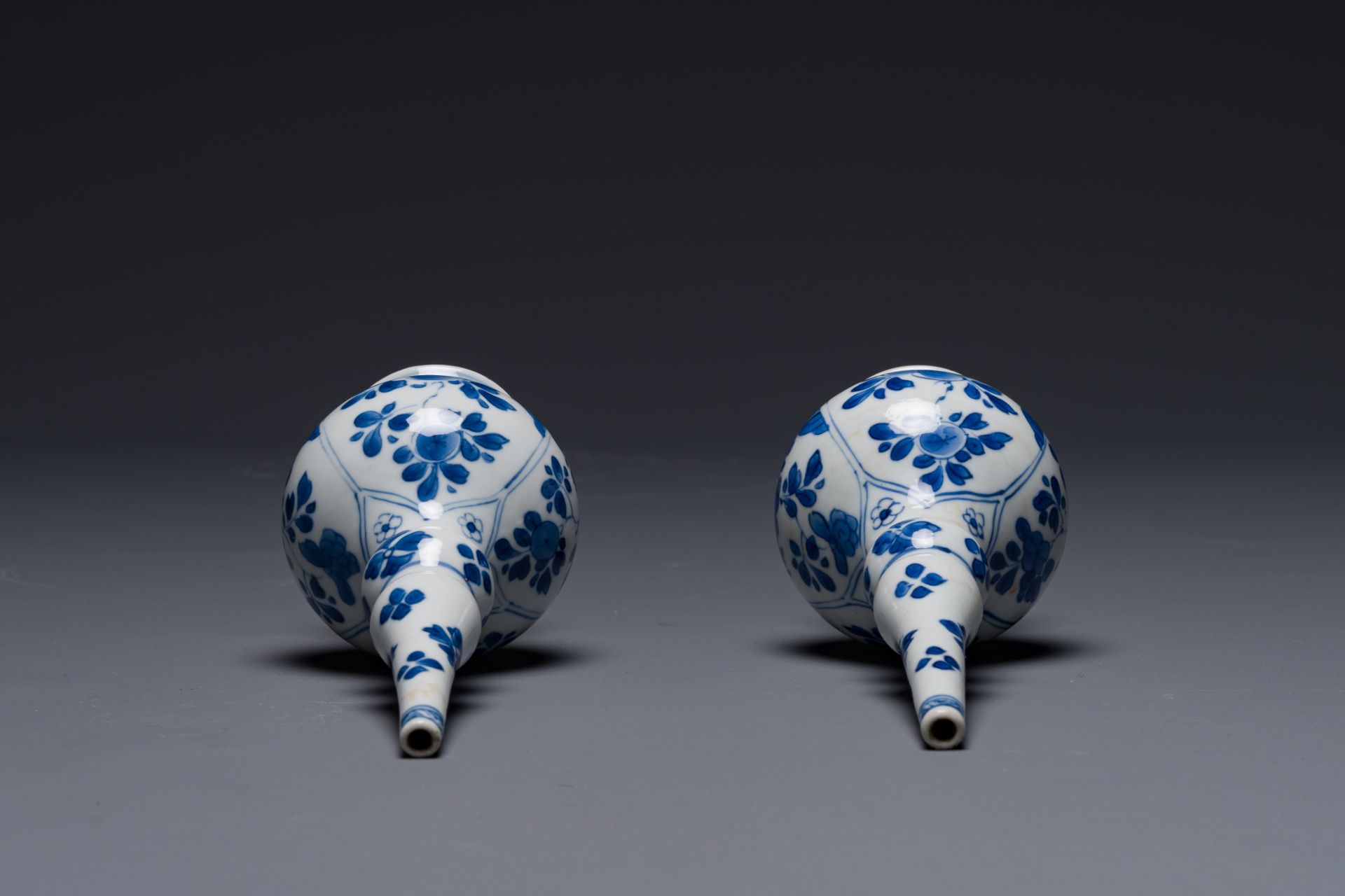 A pair of Chinese blue and white rosewater sprinklers for the Islamic market, Kangxi - Bild 4 aus 5