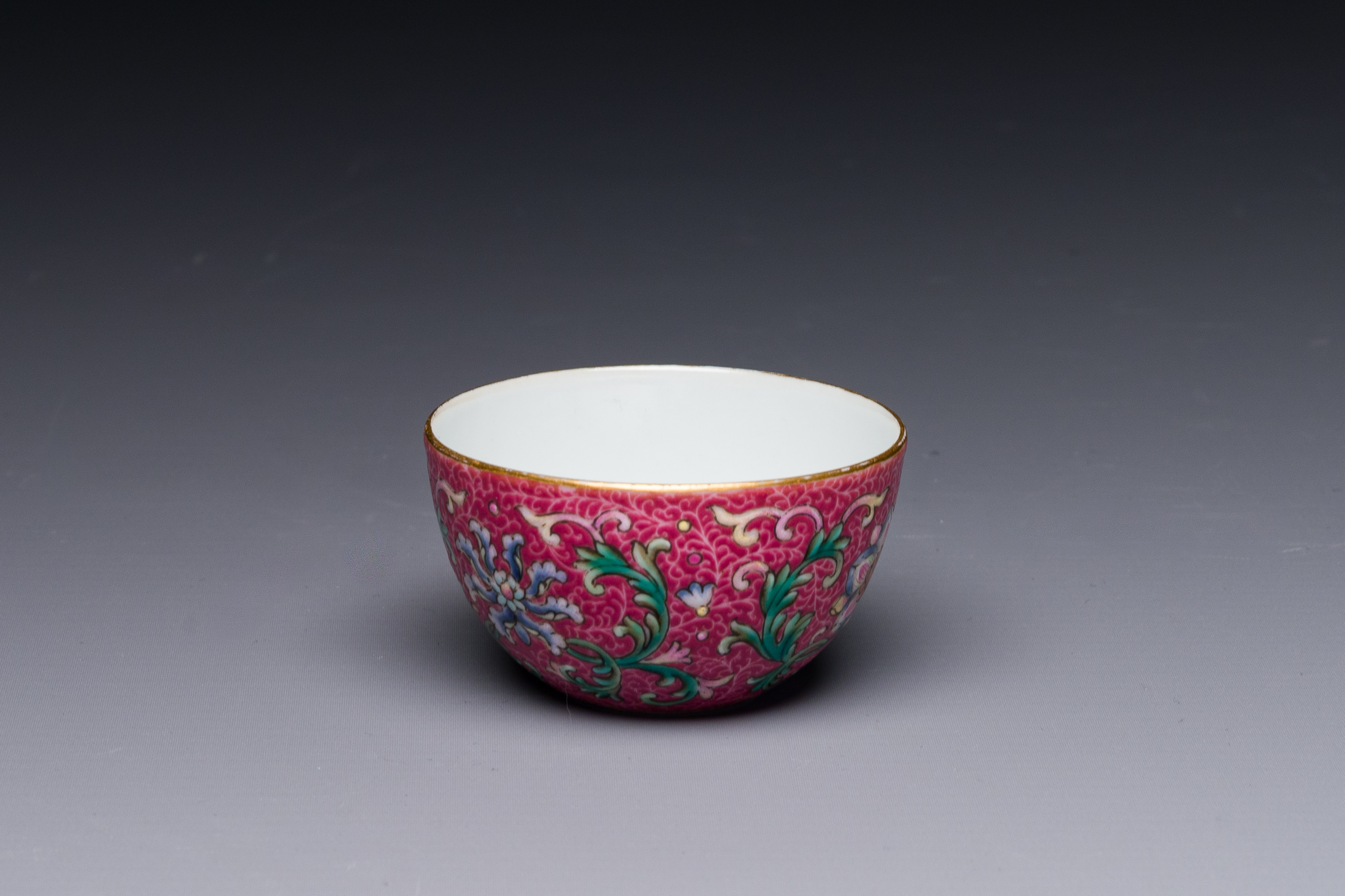 A fine Chinese pink-sgraffito-ground famille rose cup with floral design, Qianlong mark, 19th C. - Image 2 of 4