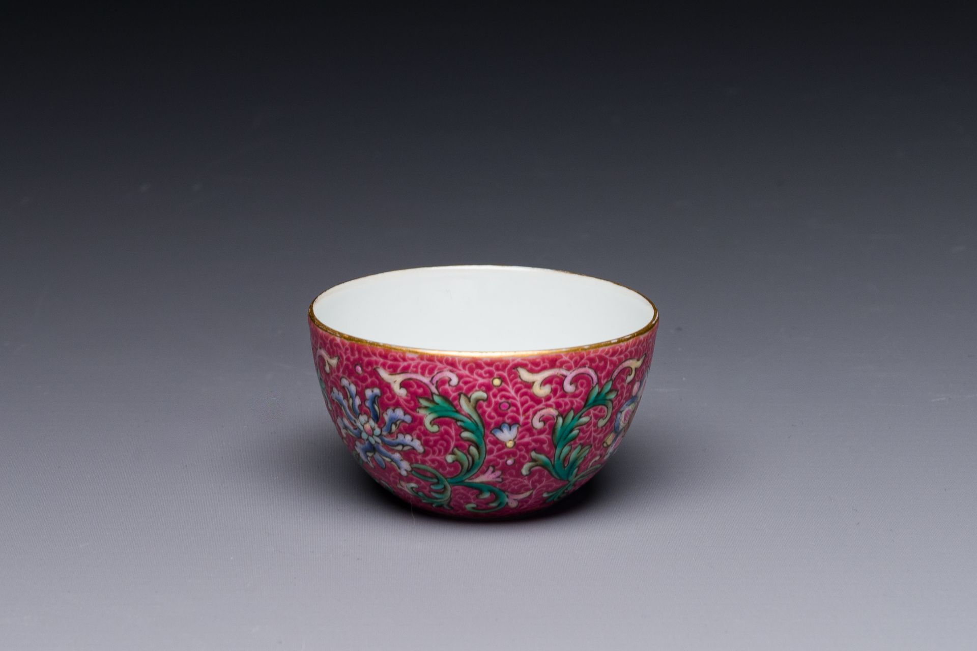 A fine Chinese pink-sgraffito-ground famille rose cup with floral design, Qianlong mark, 19th C. - Bild 2 aus 4