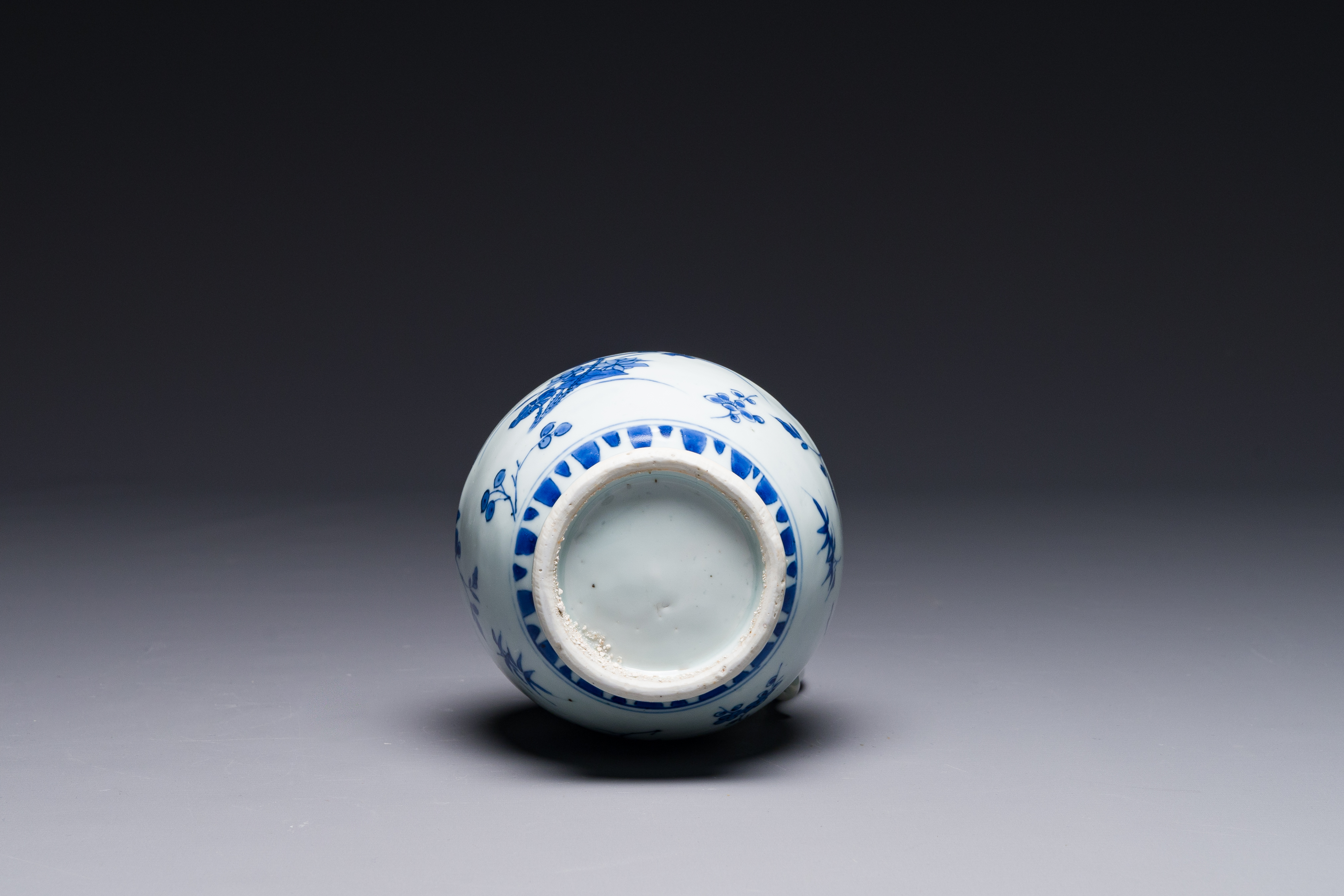 A Chinese blue and white ewer with floral design, Transitional period - Image 7 of 7