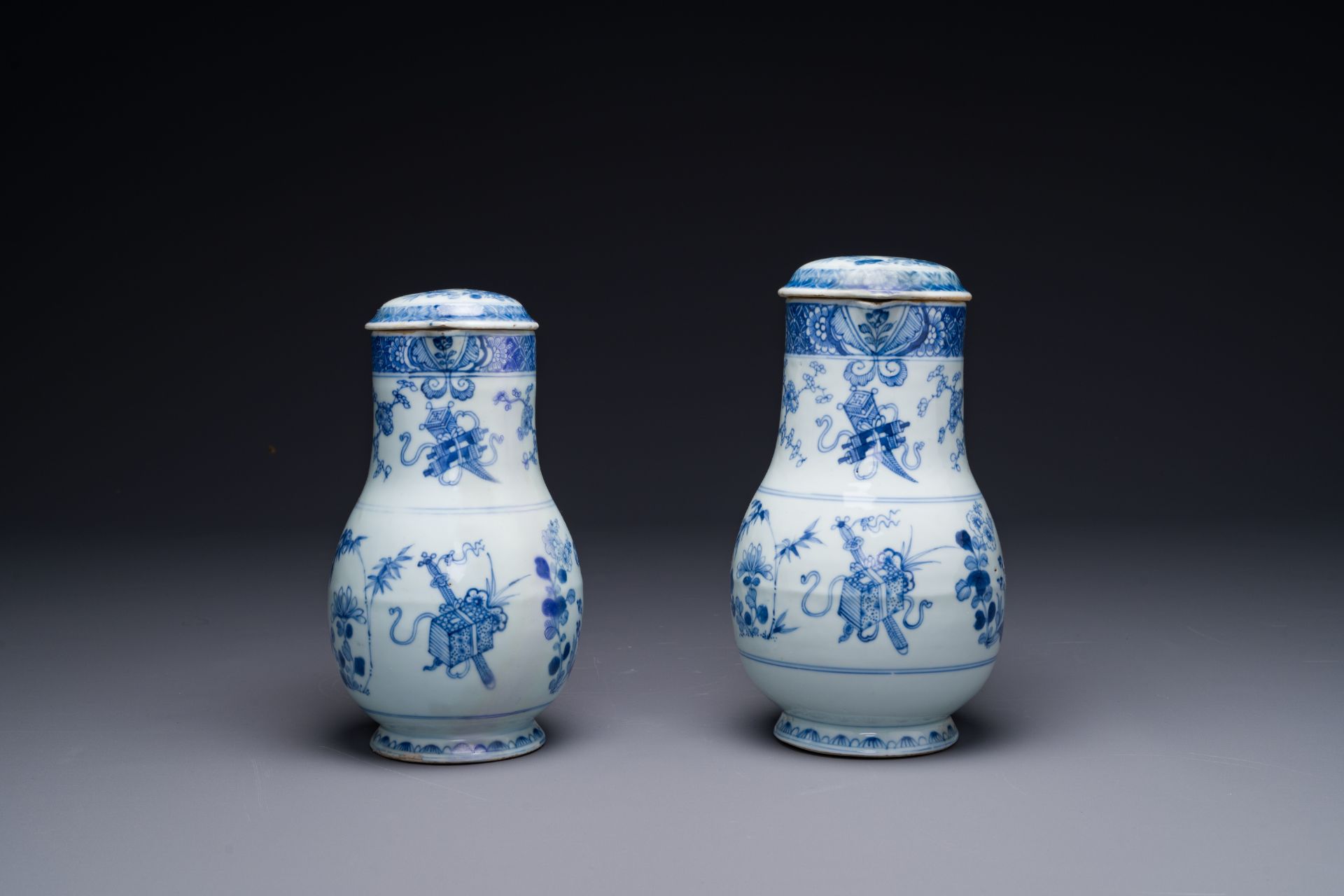 Two Chinese blue-white jugs and cover with floral decor, Yongzheng/Qianlong - Image 4 of 6