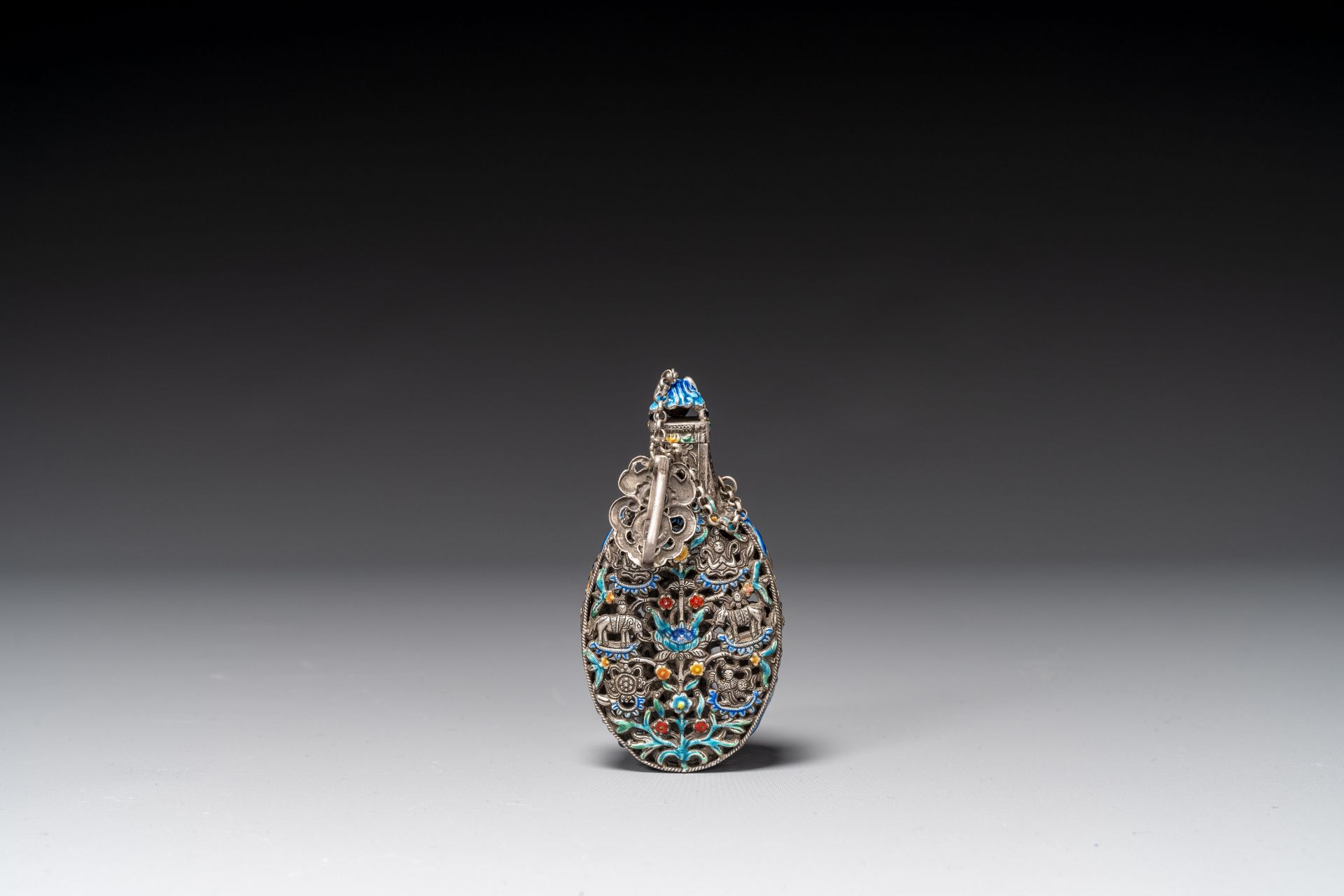 A Chinese openworked and partly enamelled silver bottle, 19th C. - Image 5 of 7