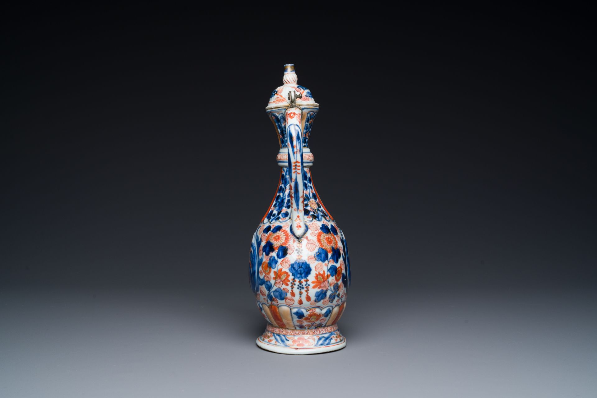 A Chinese Imari-style 'aftaba' ewer for the Islamic market, Kangxi - Bild 3 aus 8