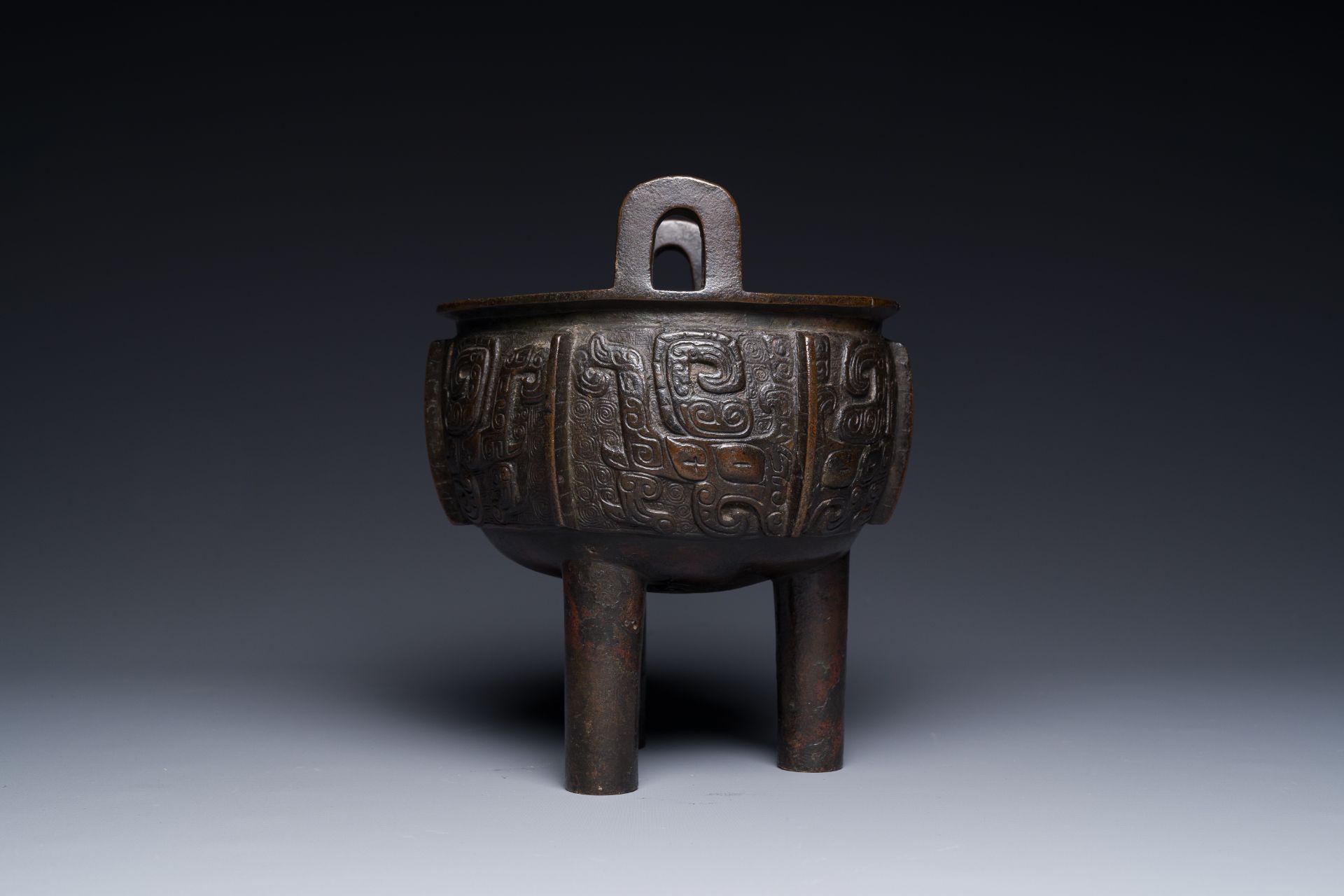 A Chinese archaistic bronze tripod censer on wooden stand, 'ding', Song/Ming - Bild 15 aus 21