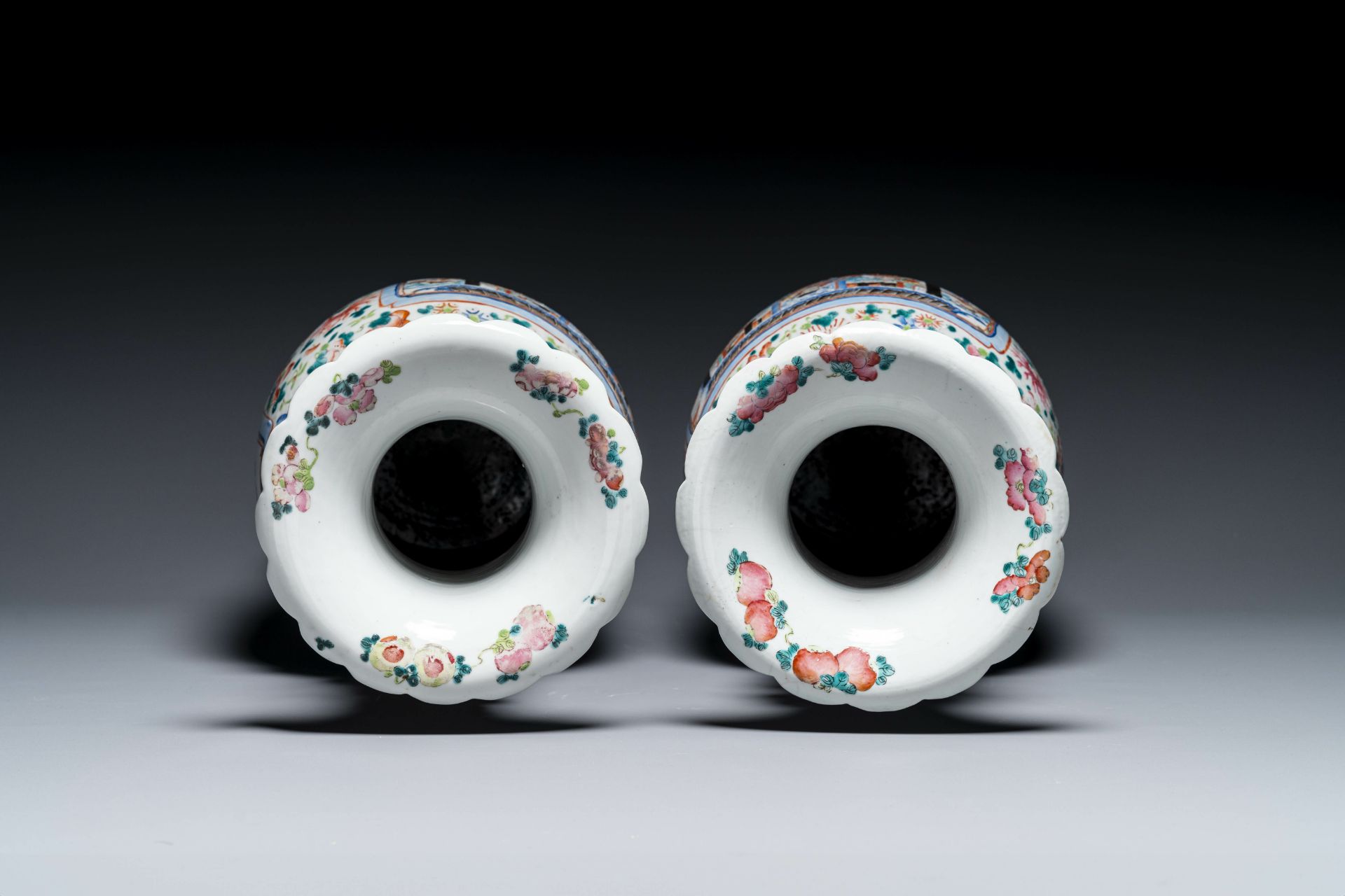 A pair of Chinese famille rose vases with narrative design, 19th C. - Bild 3 aus 4