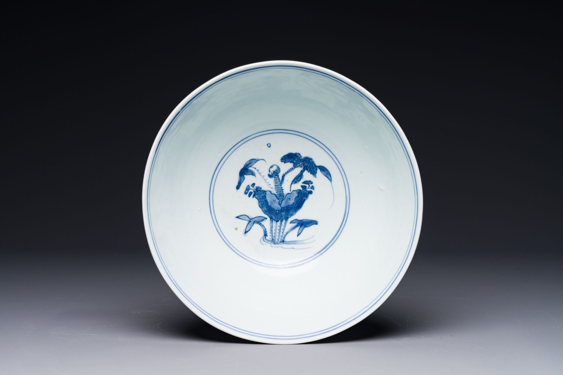 A Chinese blue and white 'mandarin ducks in a lotus pond' bowl, Chenghua mark, Wanli - Bild 4 aus 5