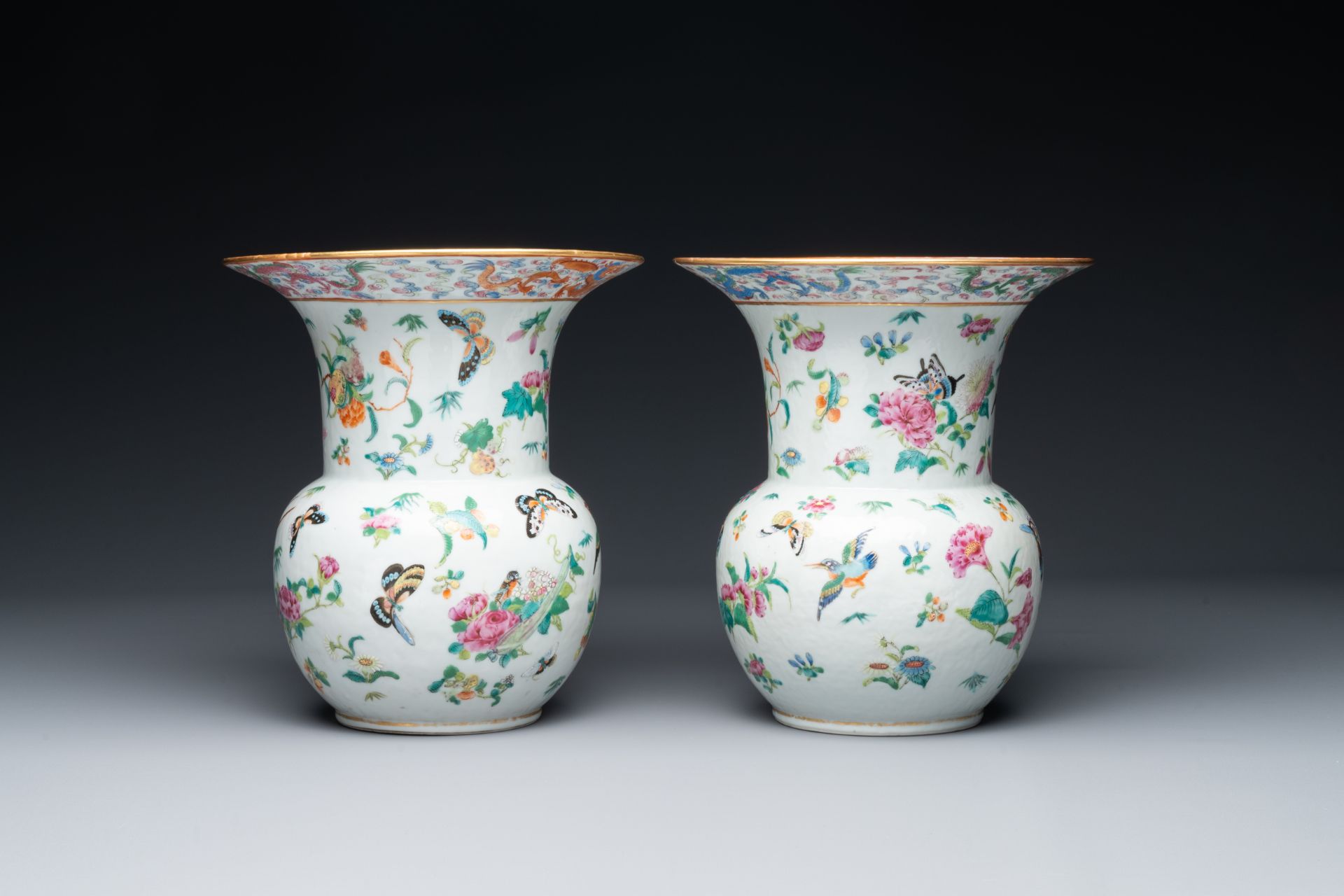 A pair of Chinese Canton famille rose spittoons with dragons, birds, butterflies and flowers, 19th C - Bild 4 aus 6