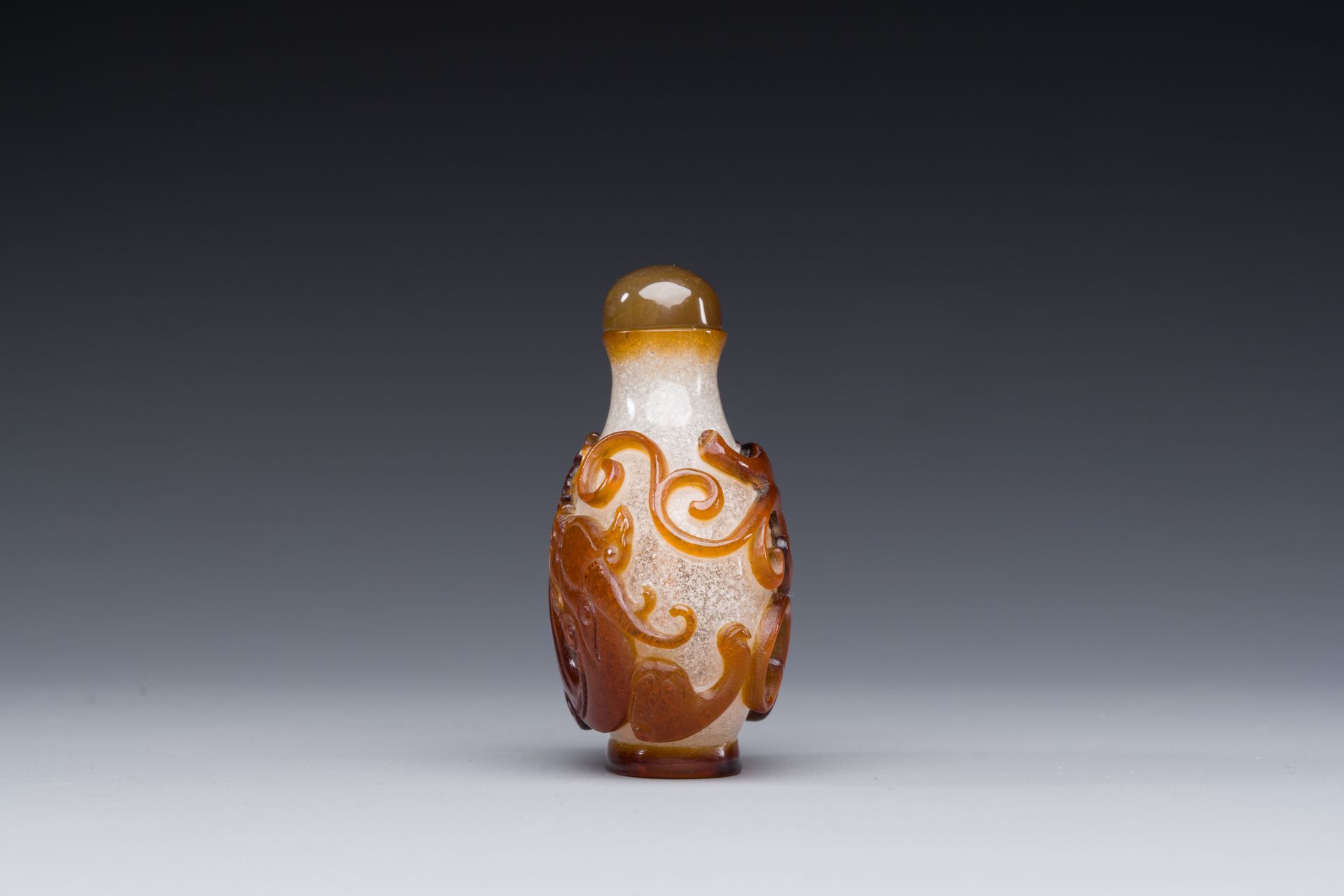 A rare Chinese brown-overlay white glass snuff bottle with chilong design, Qianlong/Jiaqing - Bild 2 aus 6