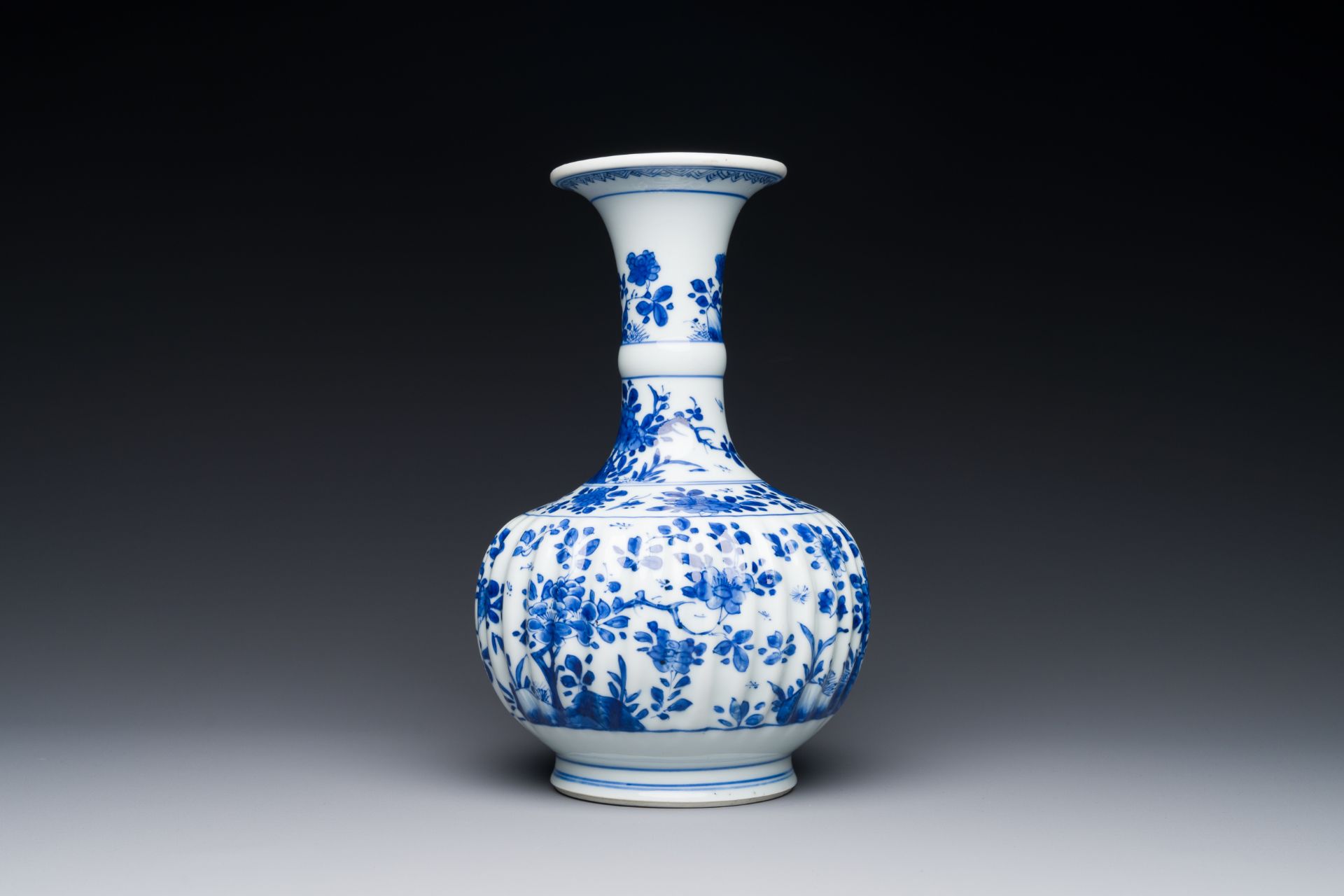 A Chinese blue and white kendi with floral design, Kangxi - Bild 3 aus 7