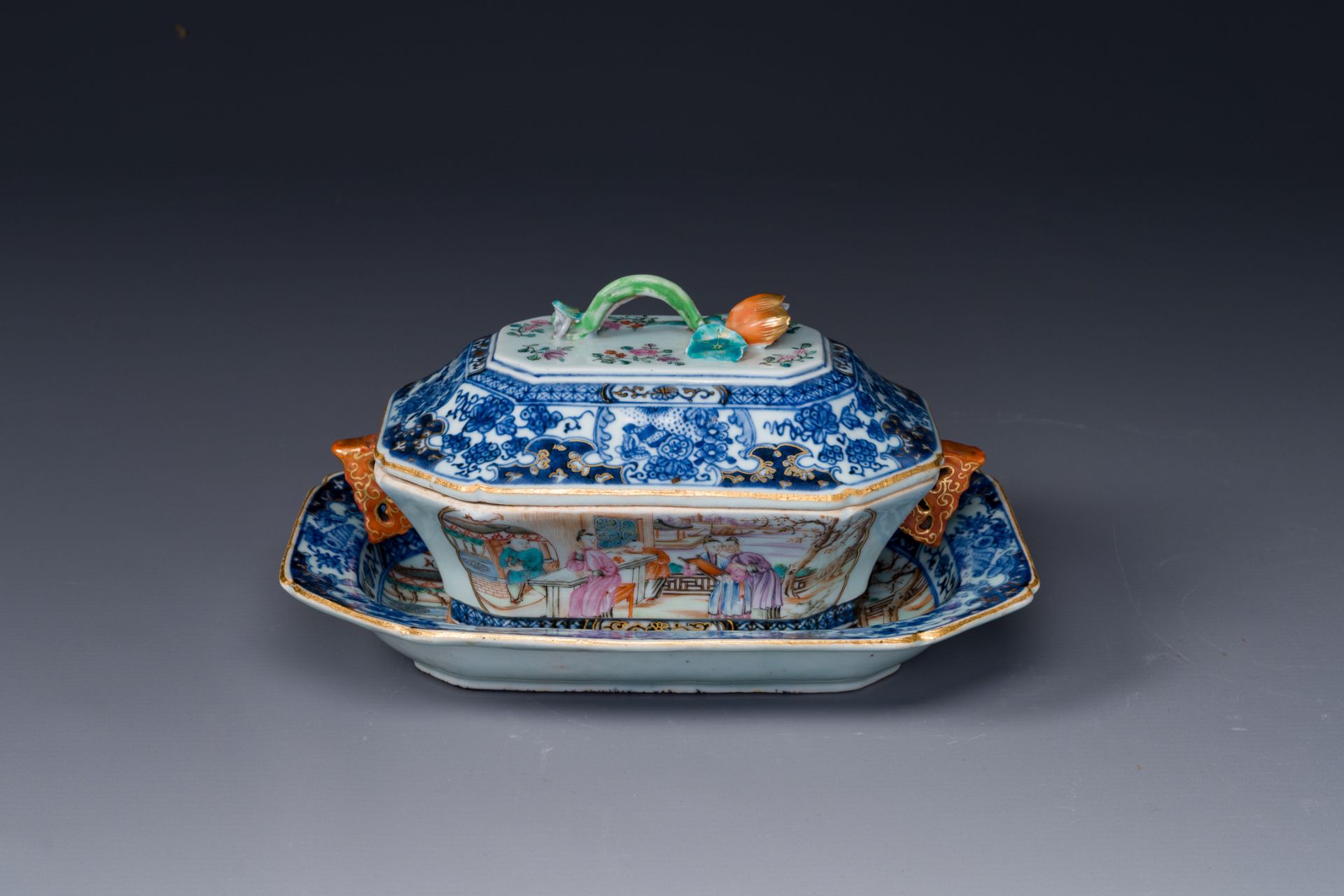 A Chinese Canton famille rose 'mandarin subject' tureen and cover on stand and a teapot and cover, Q - Bild 2 aus 14