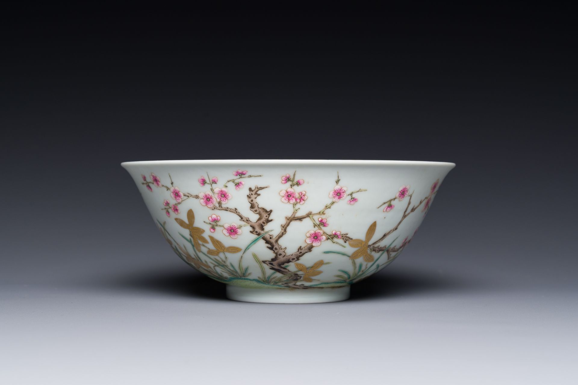 A Chinese famille rose 'plum blossom' bowl, Shen De Tang Zhi æ…Žå¾·å ‚è£½ mark, 19/20th C. - Image 2 of 7