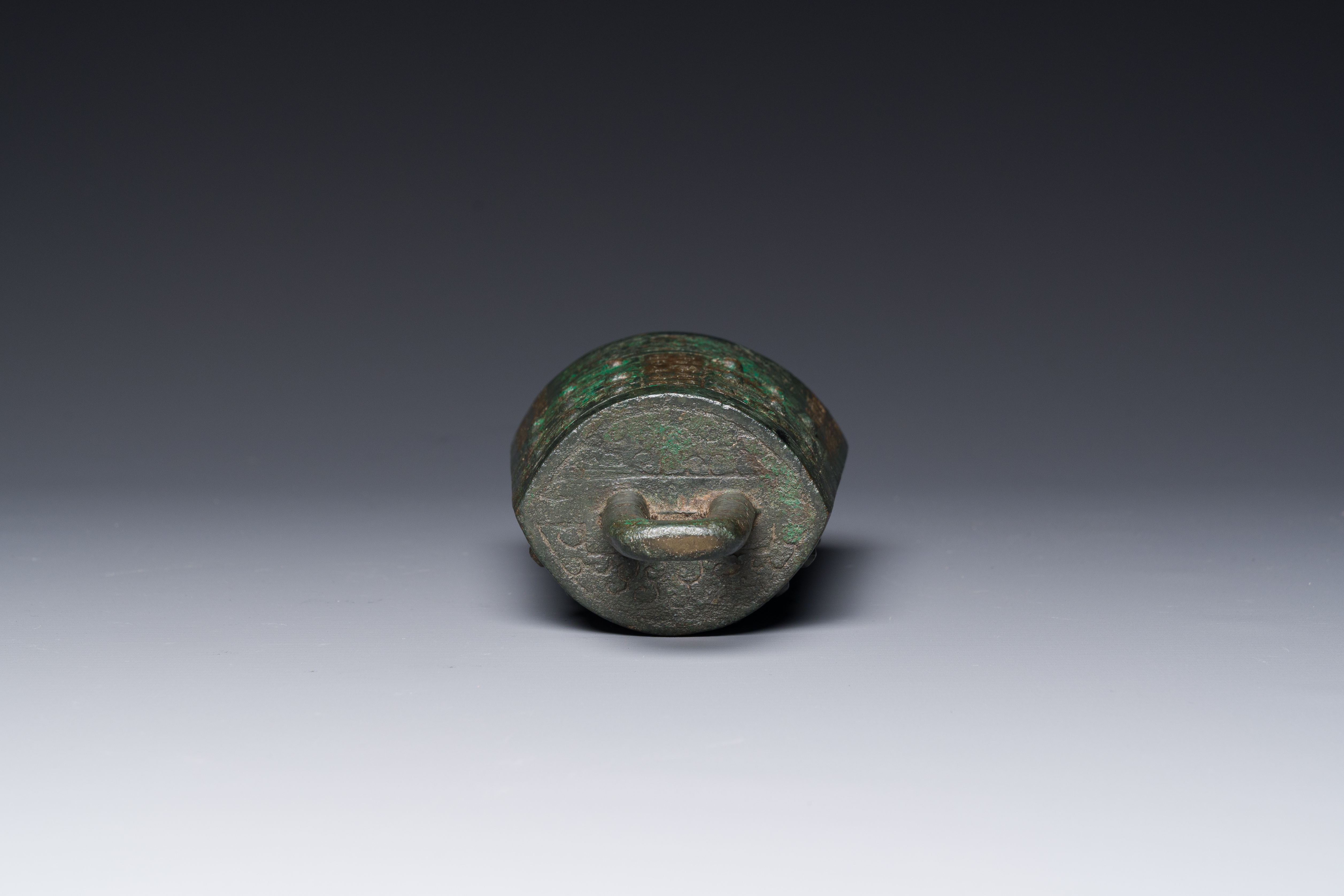 A rare Chinese inscribed archaic bronze bell, Eastern Zhou - Image 14 of 18