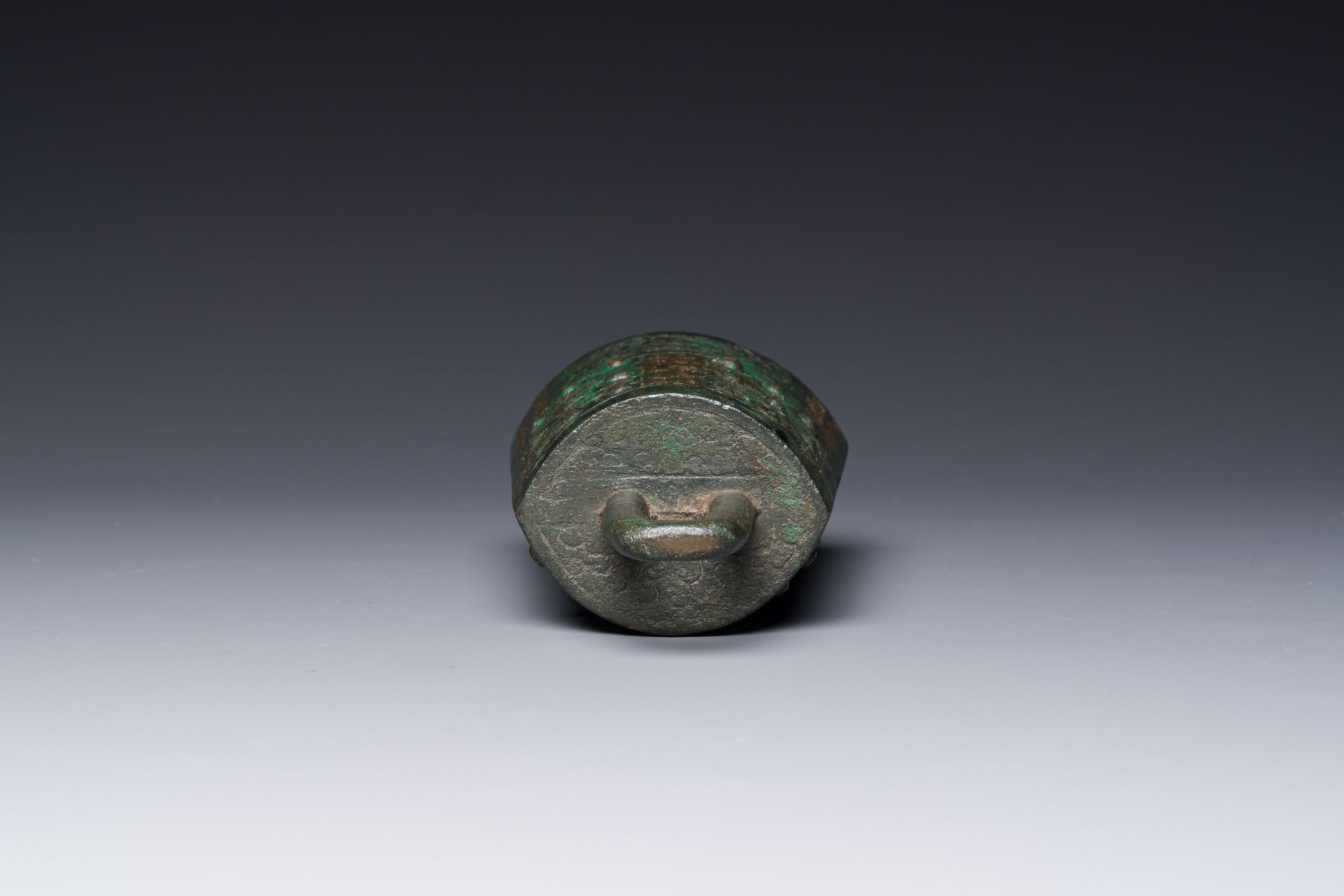 A rare Chinese inscribed archaic bronze bell, Eastern Zhou - Bild 14 aus 18