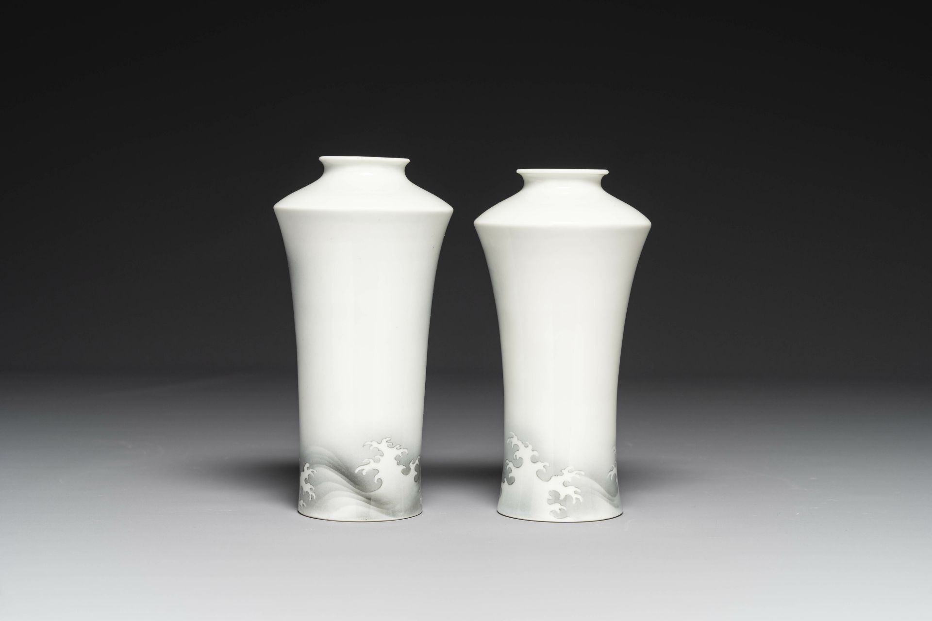 Nishiura Enji (1856-1914): A pair of Japanese â€˜waterfallâ€™ vases, 19/20th C. - Bild 3 aus 6