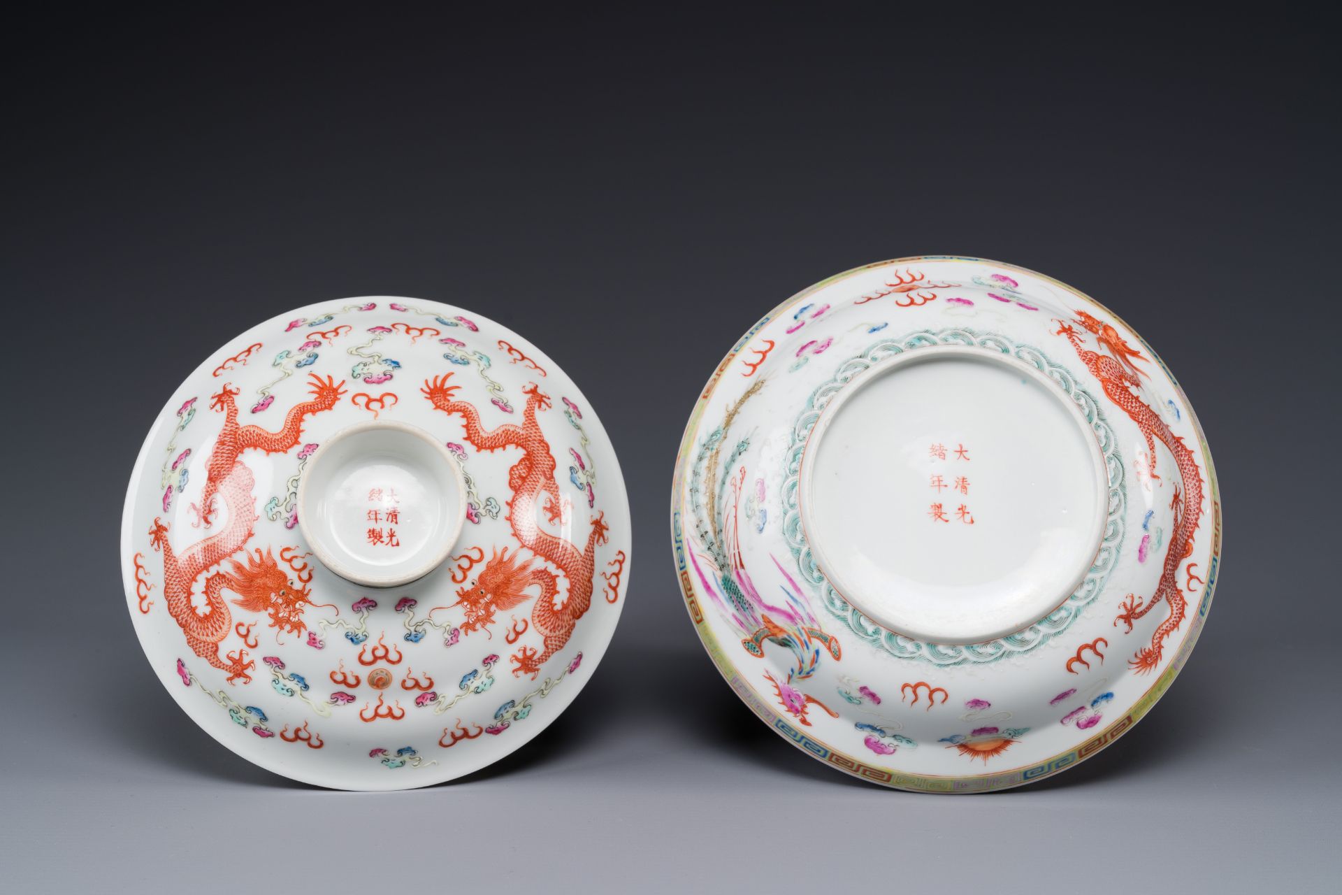 A Chinese famille rose bowl and cover with dragons chasing pearls, Guangxu mark, 19th C. - Bild 5 aus 6