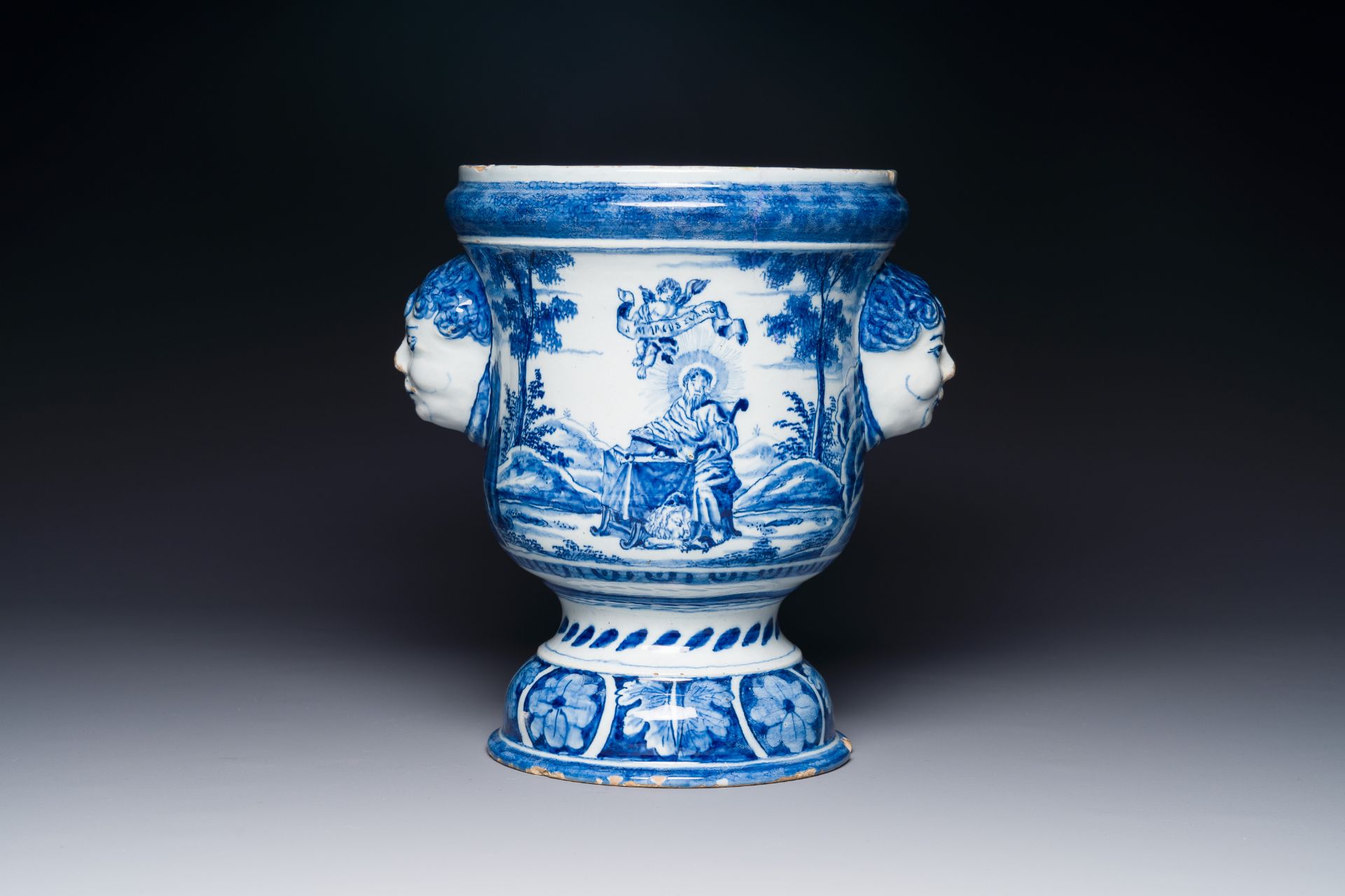 A Dutch Delft blue and white jardiniere depicting Saint Willibrord and John the Baptist, 18th C. - Bild 4 aus 7