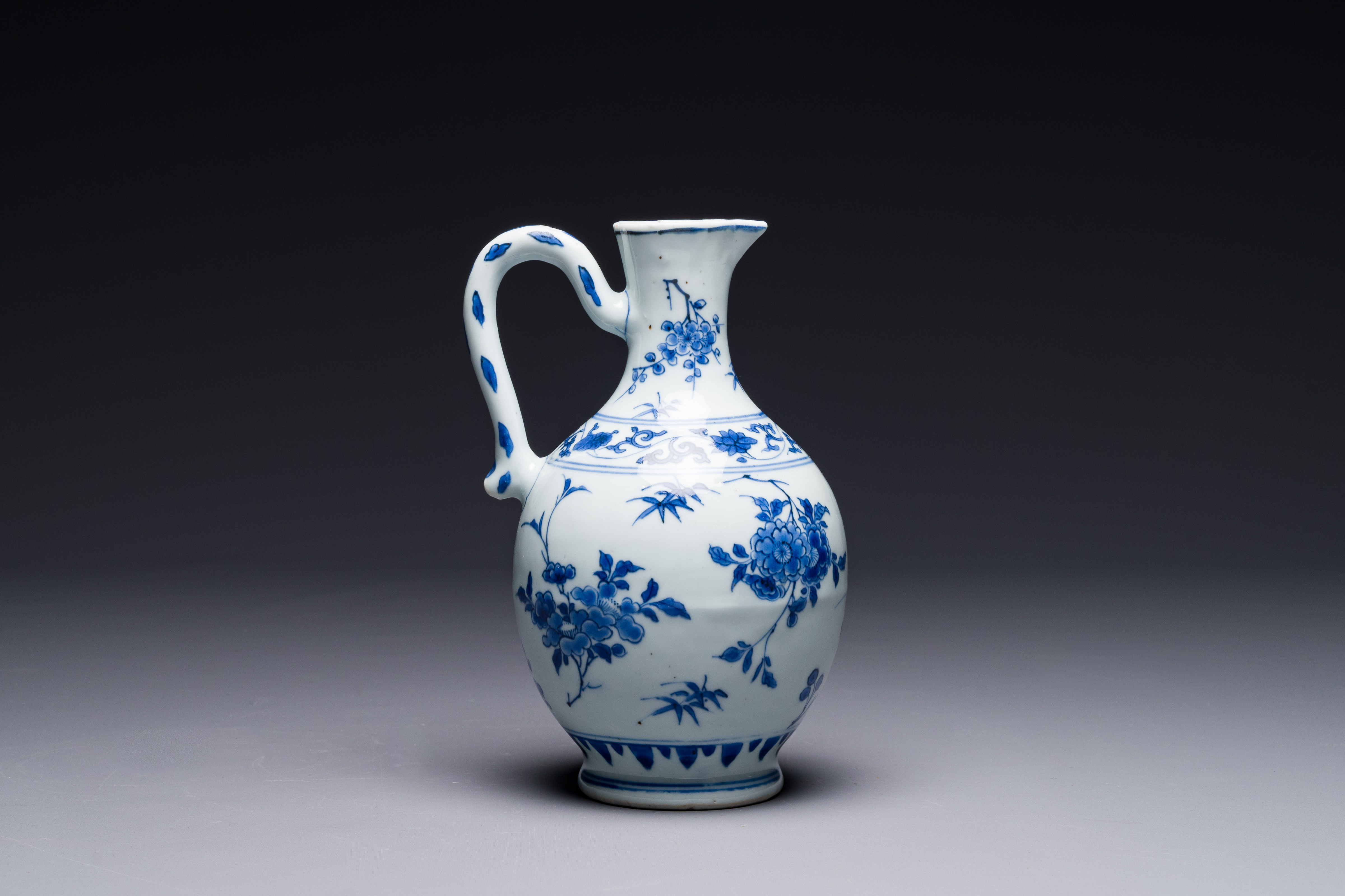 A Chinese blue and white ewer with floral design, Transitional period - Image 3 of 7