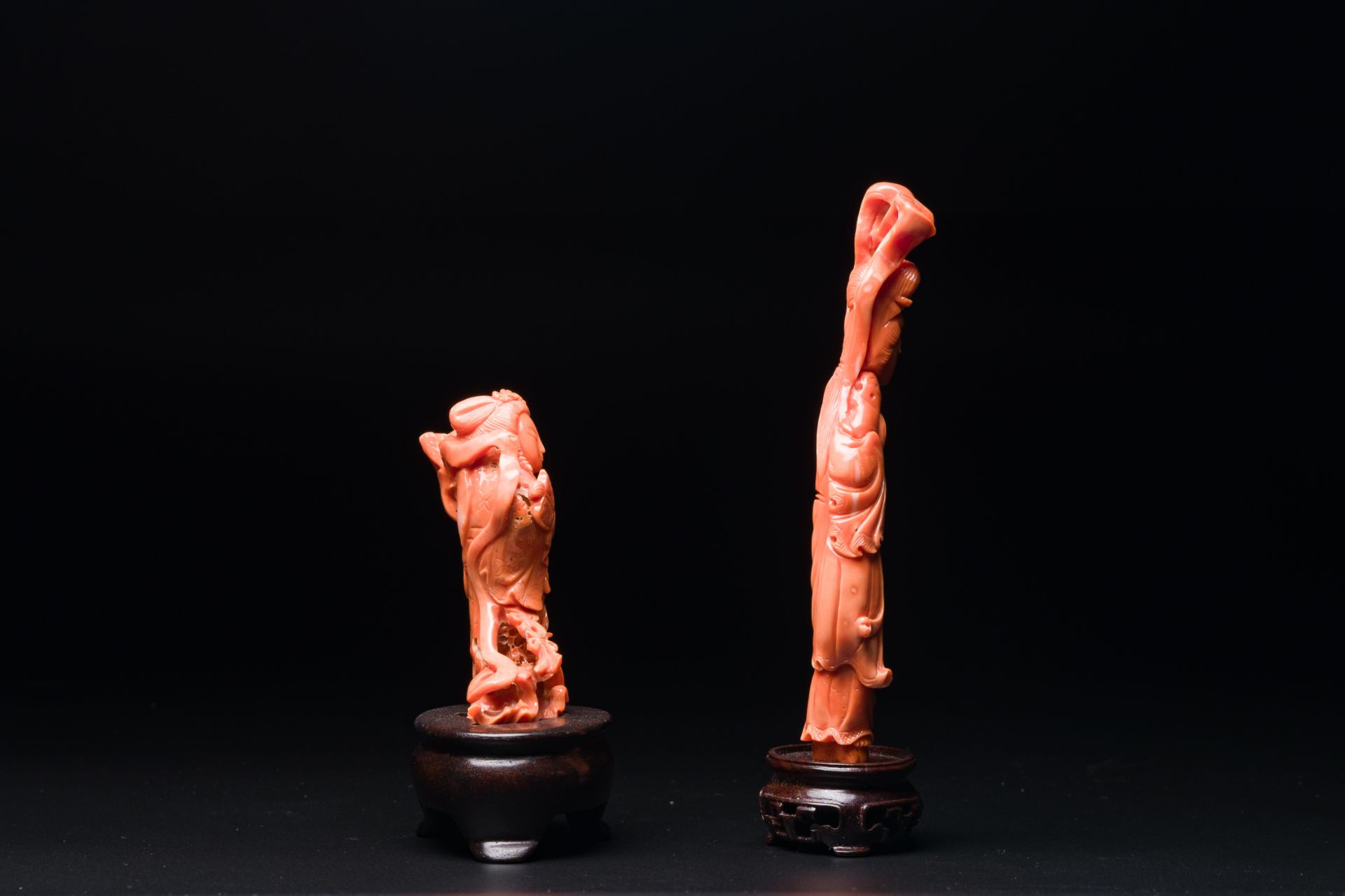 Two Chinese red coral figures of female deities, 19/20th C. - Bild 4 aus 4