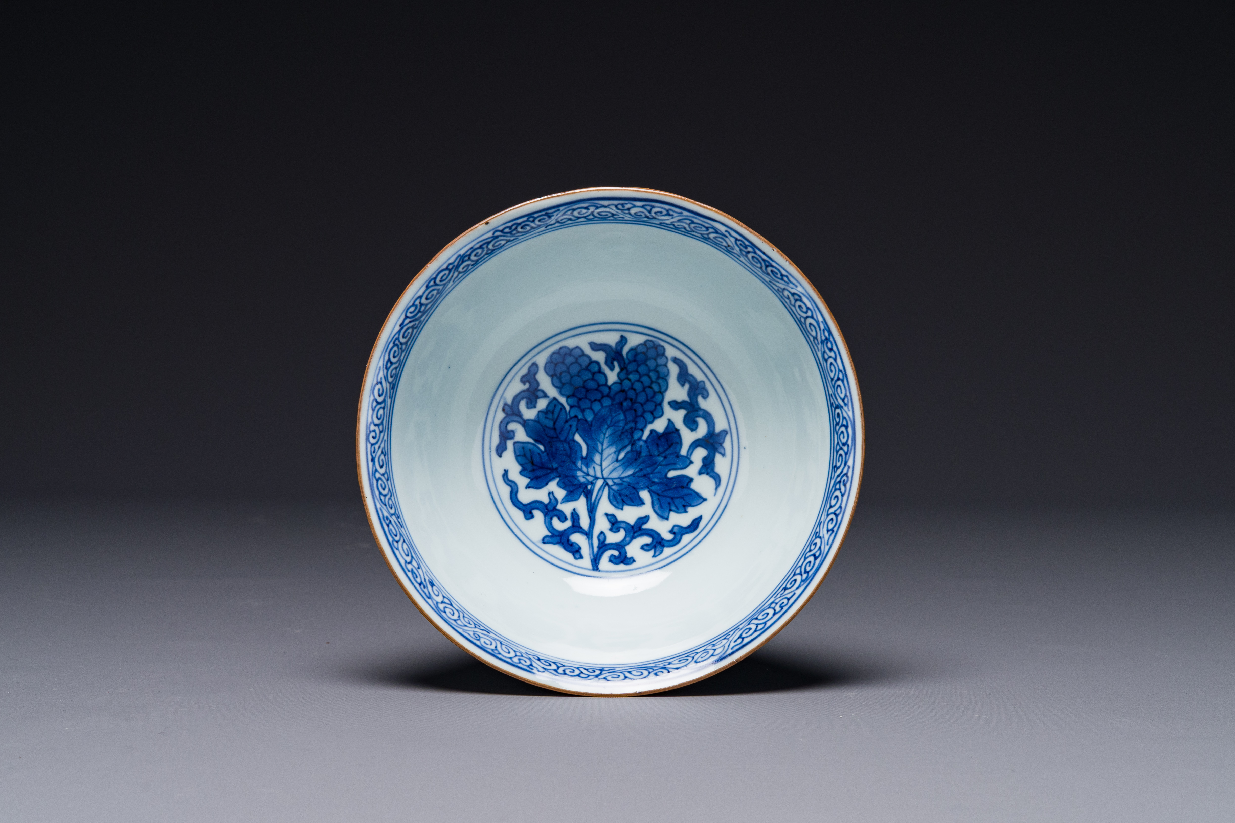 A Chinese blue and white 'grape' bowl, Jiajing mark, Shunzhi/Kangxi - Image 5 of 6