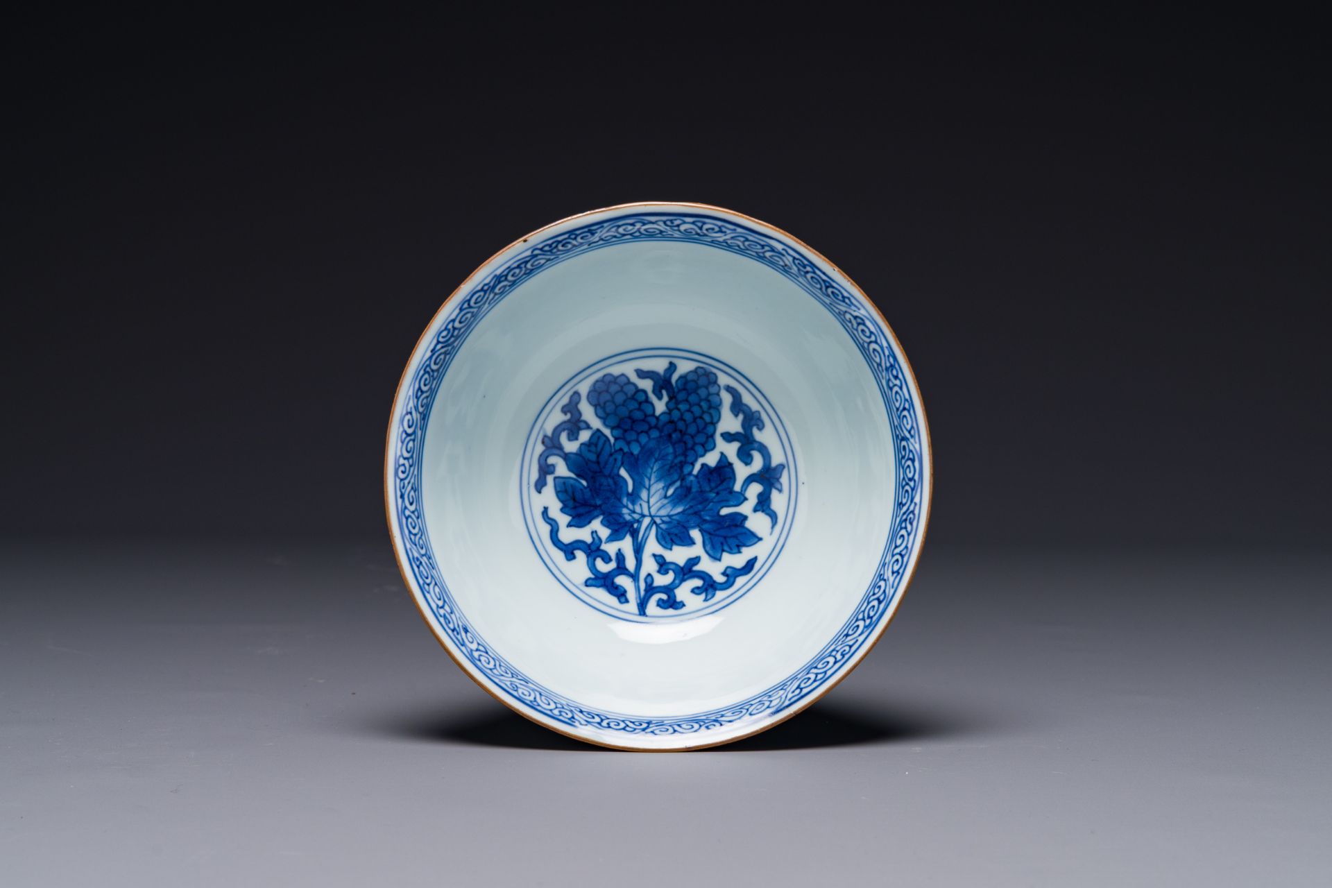 A Chinese blue and white 'grape' bowl, Jiajing mark, Shunzhi/Kangxi - Bild 5 aus 6