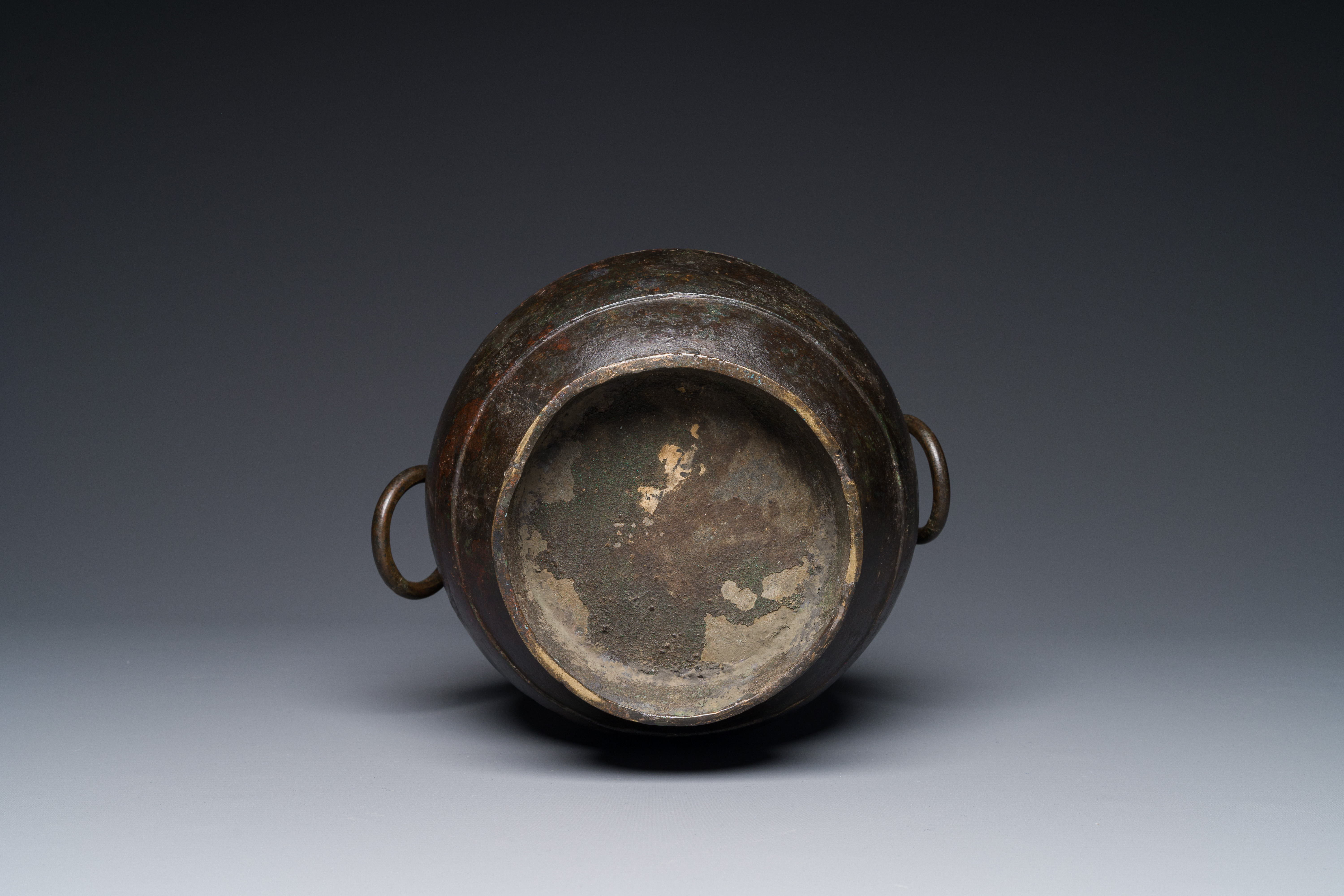 A Chinese bronze 'hu' vase with Han-style taotie handles on wooden base, Ming - Image 11 of 12