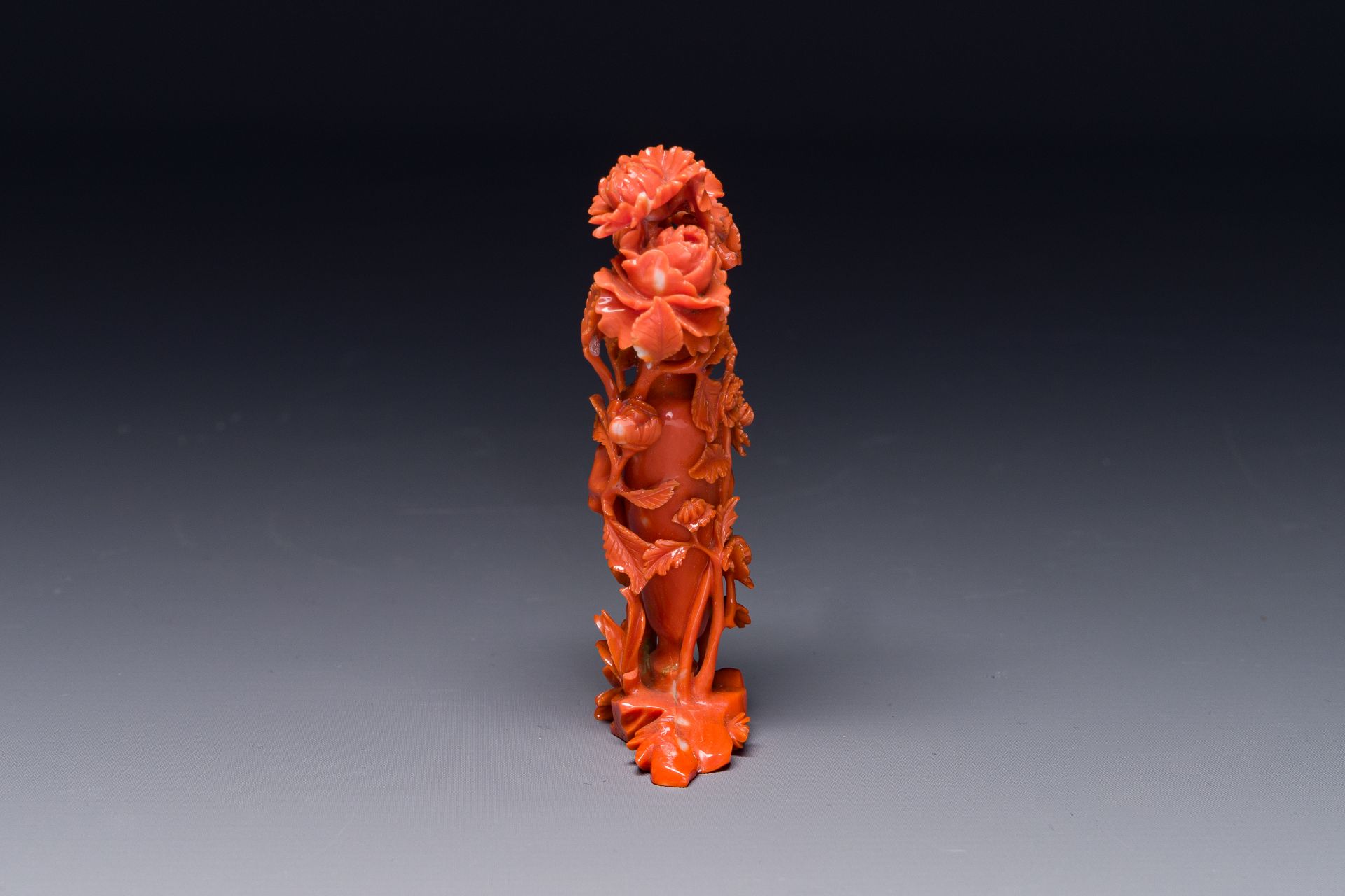 A Chinese red coral sculpture of a vase and cover with peonies, 19/20th C. - Bild 3 aus 5